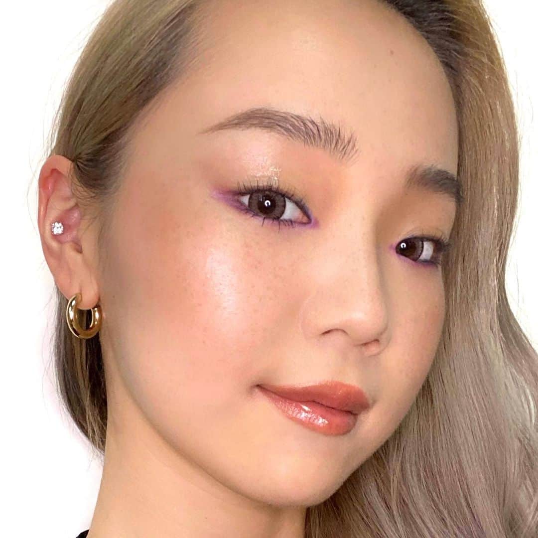 M∙A∙C Cosmetics Japanのインスタグラム：「2022SS #MACTREND 下まぶたをポイントにした #UPSIDEDOWNMAKEUP ルックがトレンドイン👀キャットラインは下まぶたに描くのが今季の好バランス✨ 発想を転換して、自由なメイクアップを楽しんで⚡️ スワイプして使用製品をチェック👉 　 ＜ルック使用製品＞ ＊EYES ・M·A·C プレップ プライム 24 アワー エクステンド アイ ベース ・ストロボクリーム：シルバー ・M·A·C プレップ プライム ケア ブレンド エッセンシャル オイル スティック（黒目高い位置） ・スモール アイシャドウ：イン ザ シャドウズ（上まぶた目頭） ・アイ コール：ファッシネイティング（下まぶたベース） ・スモール アイシャドウ：ダークルーム（下まぶた） 　 ＊FACE ・グロー プレイ ブラッシュ：ブラッシュ, プリーズ（チーク） ・エクストラ ディメンション ブラッシュ：フェアリー プレシャス（ハイライト～チーク）  ＊LIPS ・リップ ぺンシル：ボールドリー ベア  ・グロー プレイ リップ バーム：ザット ティックルズ!」