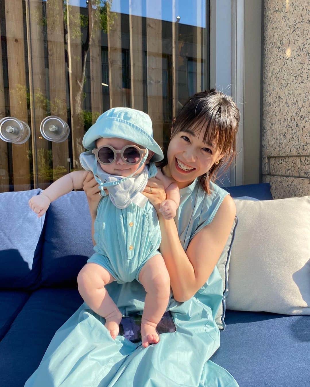 VANRIのインスタグラム：「☺︎< It’s a fickle season.   #親子リンクコーデ  #ターコイズブルー  東京は朝からどんより曇っておりますが！ 今日も１日笑顔でファイティンです✨」