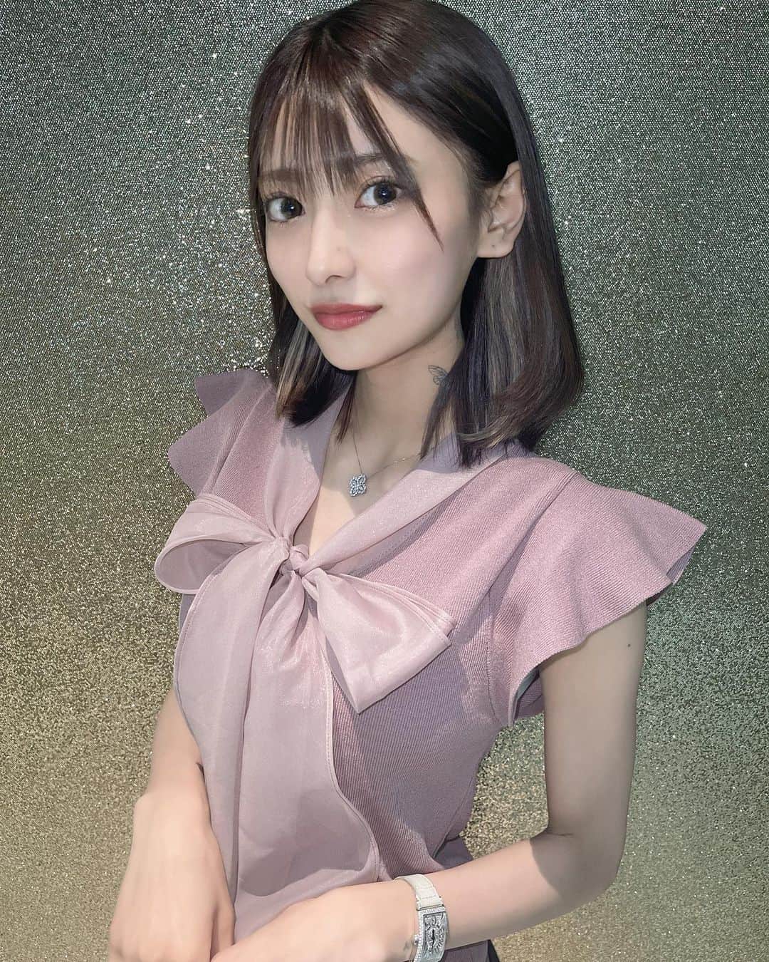 神咲れあのインスタグラム：「久々にメイクしたのとイメチェンした😆❣️ _  #名古屋 #錦 #錦3 #キャバクラ #キャバ嬢  #サロンドゴールド #salondegold #ニュークラブ #お酒 #焼酎 #ワイン #シャンパン  #歌舞伎町 #北新地 #ミナミ #すすきの #六本木 #中洲 #ホステス #銀座 #かわいい #名古屋出張 #followme #instagood #lfl #followforfollowback#おうち時間  #髪型 #イメチェン #インナーカラー」