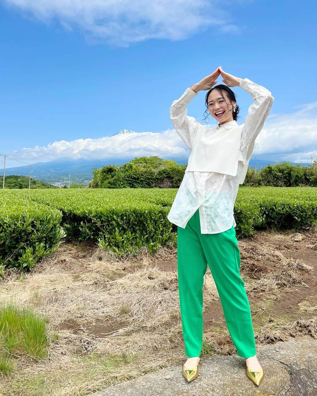 緑川静香のインスタグラム：「【お知らせ】 ⁡ 明日6月1日(水)24:04〜 日テレ系全国 『それって⁉︎実際どうなの課』 ⁡ 放送ですーーー❣️ ⁡ 今回は静岡県へ！！🗻 富士山に茶畑に綺麗な場所でのオープニングでした♪  今回もたくさんの不用品との出会いがありました✨ タダでもらってきたアレがまさかの高額で売れるなんて！？🫢 ⁡ お楽しみにぃ〜😌❤️ ⁡ もちろん、23:45〜放送前インスタライブ、24:00〜放送中の副音声ラジオトーク生配信もやりますよー！！！ みんなでワイワイお話しましょー👸✨ ⁡ ⁡ #皆さんたくさんの暖かいコメントありがとう #ホントに救われました #クロに頑張ってる姿見せられるよう、生きていきます #まだまだふとした時に涙溢れる時はありますが #いつまでもクヨクヨしてたらクロも悲しいと思うので #笑顔でいる姿を見てもらいます #ホントにありがとう」