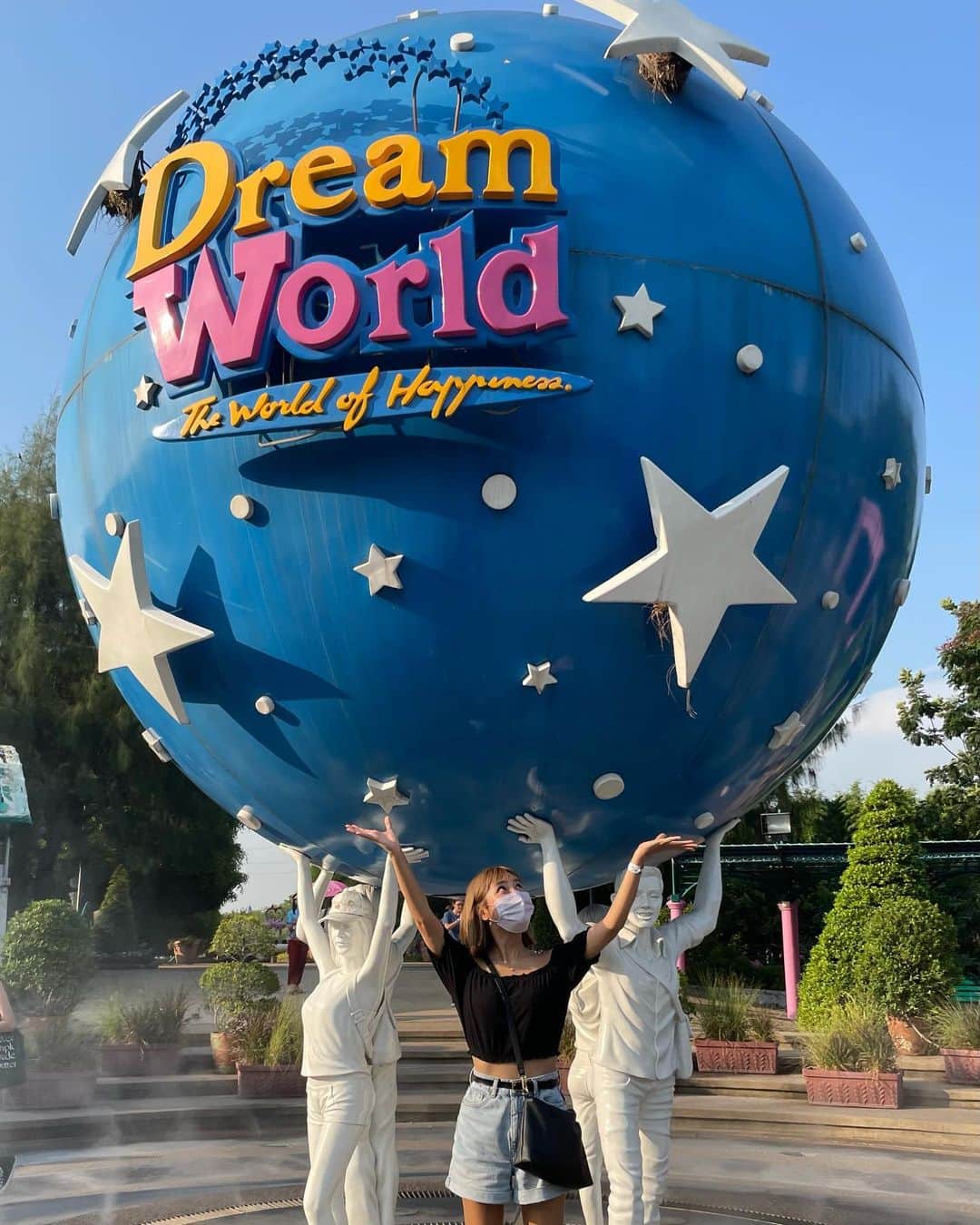 のインスタグラム：「タイの遊園地🇹🇭Dream World🎡 とにかくディズニー？USJ？感満載🏰✨ 思ったよりも広いし楽しかった😚😚😚 個人的には中にあるスノータウンが好き☃️ ソリで遊べるよ🛷😆😆😆-2.8度の世界❄️ タイの人はリムワーと言うらしい✨笑笑  YouTube動画もあるから観てね📹 👉みまるチャンネル🔍　  #みまる #mimaru #🇹🇭 #海外移住 #タイ #バンコク #タイ移住 #バンコク生活 #bangkok #thailand #海外生活  #海外旅行  #ナチュラルライフ #干物女 #自由人 #youtuber #バンコク情報  #みまるチャンネル #在タイ日本人 #在タイ #バンコク駐妻 #バンコク観光 #バンコク旅行 #ドリームワールド #dreamworld #リムワー #タイ遊園地 #遊園地 #タイ観光 #スノータウン」