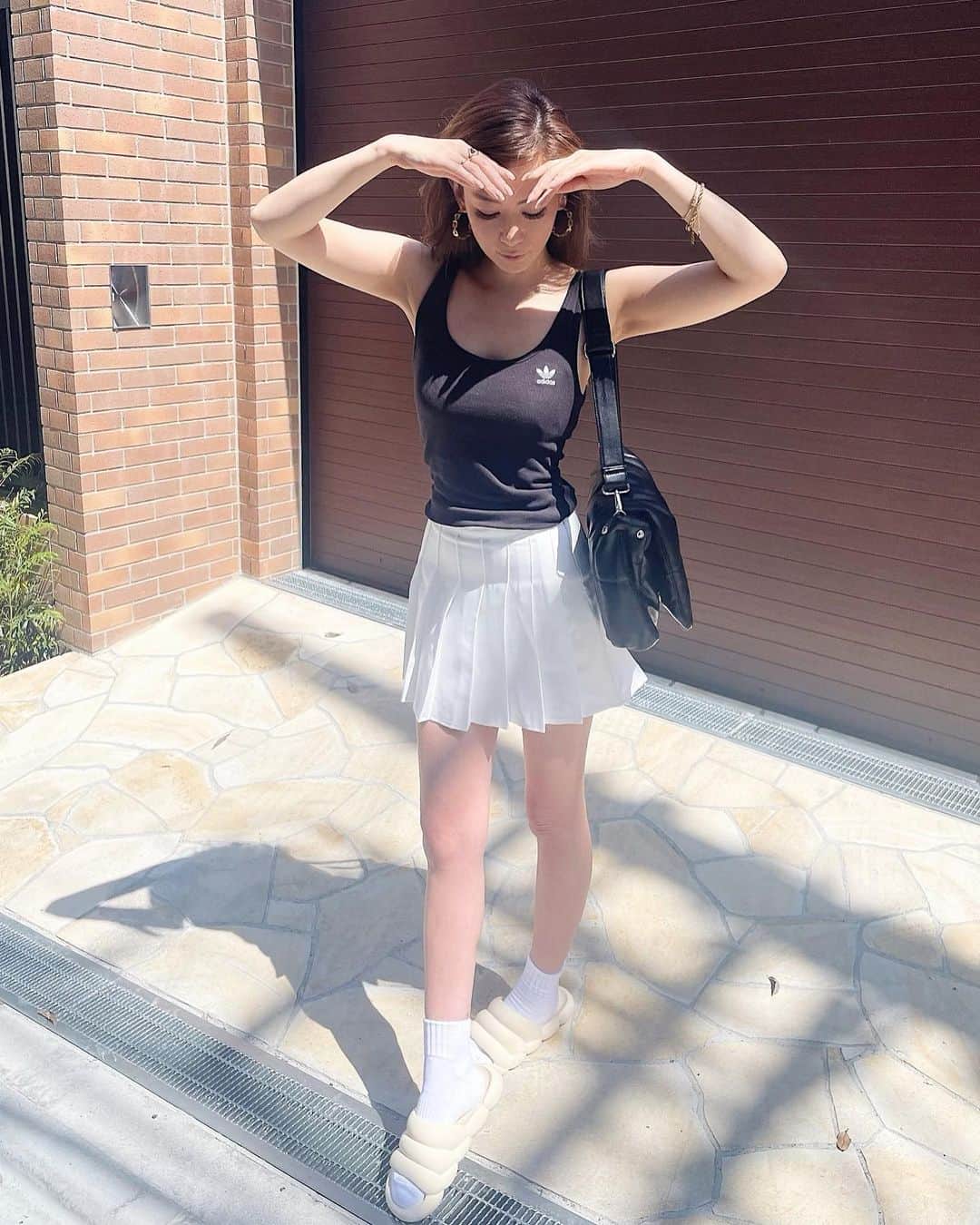 長谷川唯のインスタグラム：「なんのポーズをしたいのか謎なポーズ🤞🏼笑スポーティなファッションには大ぶりのピアスとゴールドブレスを付けてカッコ良くがポイント🫰🏼💞 ・ ・ ファッションって小物をどう付けるかで雰囲気が変わると思う💜❤️💚私がセレクトしている　@labeldegift のアクセはプチプラなんだけど高見えしたい✨ ・ ・ そんな私のおもいが込められセレクトしているアクセ是非一度見てください🥰💝 ・ ・ #ootd #fashion #fashionstyle #code #jewelry #プチプラアクセサリー #プチプラコーデ #me #ファッションコーデ」