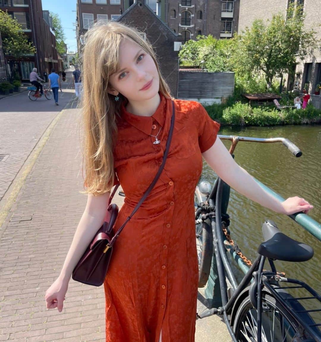 Ella Freyaのインスタグラム：「I don’t like orange clothes except for this dress haha. What do you think ?」