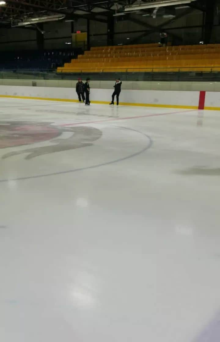 リュボーフィ・イリュシェチキナのインスタグラム：「Veeeeeery yellow 😊  #ice #skating #mood #iceskating #figureskating #loveskating #motivation #flexibility #flexibility   @coach.ca @jackson.ultima」