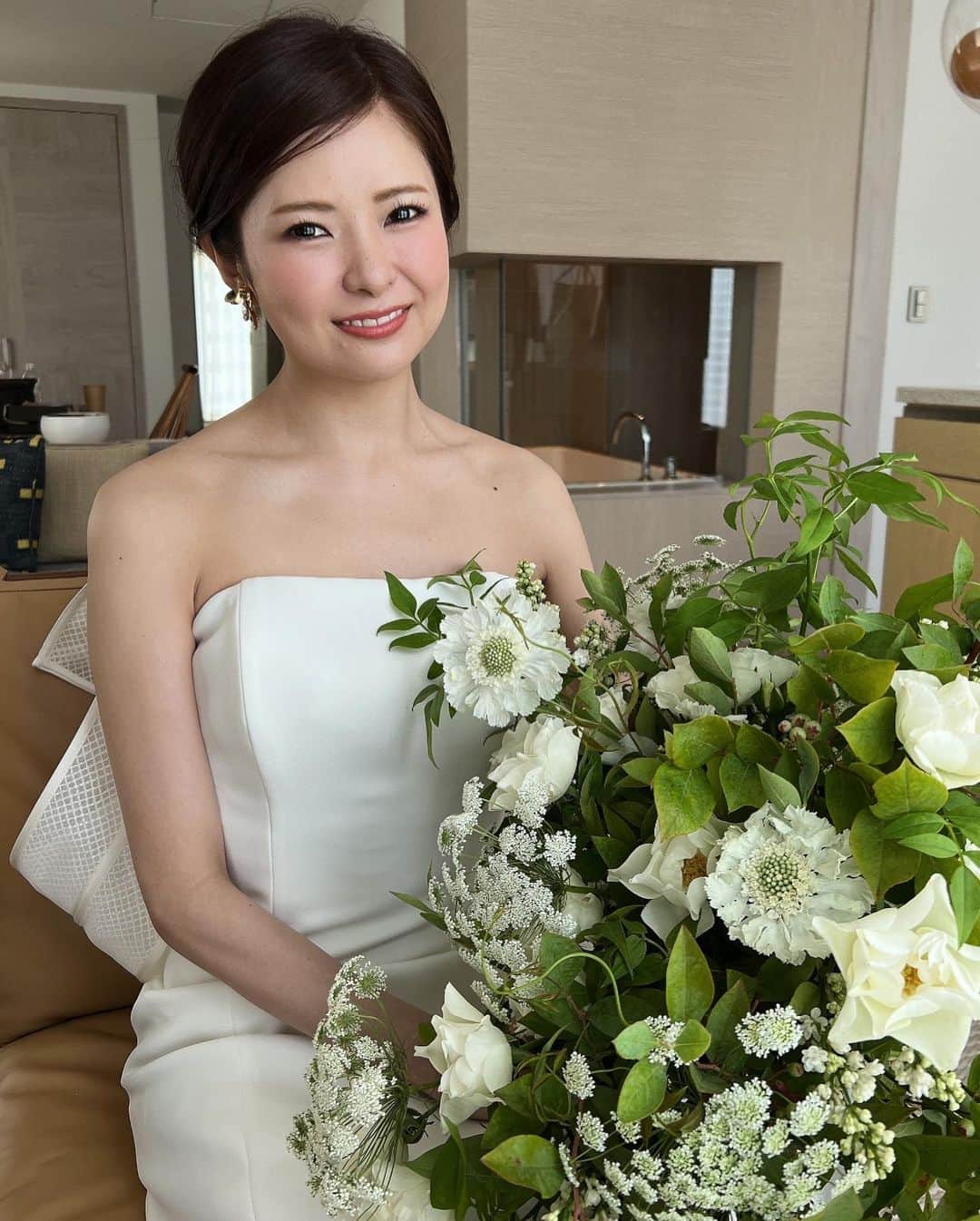 服部由紀子のインスタグラム：「みのりさんが着たドレスはアントニオリーヴァーの最新のドレス。  また新しいトレンドが広がるんだろうなぁ。  後ろ姿をとっても気に入っていて、自慢の1着を選びました。 沢山撮りました♡  かっちりしすぎないルーズな前髪の細かい拘りも、  ドレスとブーケとのバランスを考えて。  流石！  とってもかわいかったです！！  おめでとう、みのりさん。  これからも輝いていてね！！」