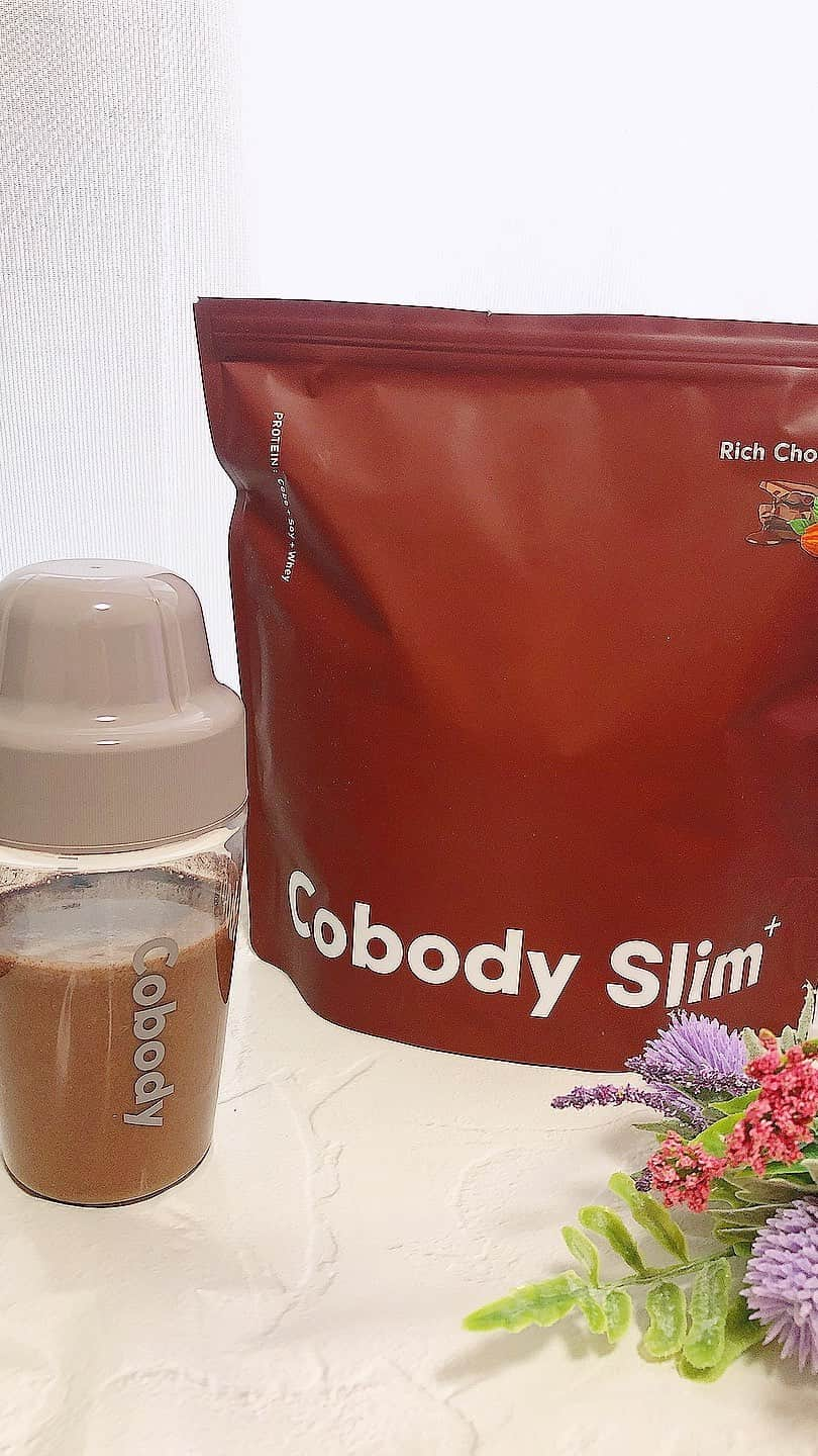 lily112988のインスタグラム：「Cobody Slim+ プロテインってこんなに美味しくなったの😳？！  学生時代は ずっとスポーツ漬けで🩱 プロテインも飲んでいたけど プロテインイコールまずい と思ってた😂 まずくても身体のために飲んでいたけど、 そりゃ美味しい方がいいに決まってるわけで🤔  最近腰周りのぷにぷにが気になり、 プロテインで置き換えしようかな！ と思って買ったのがこの @cobody_official  #cobodyslim   美味しさにぶったまげた😳  わたしが飲んだのは リッチショコラ味🍫 なんと本物のチョコレートを使ってるんだって！ でも低糖質・低脂質🥺  Cobody Slim+は ホエイよりも吸収がゆるやかな 酵母プロテイン！！ 消化がゆっくりになるから、 満腹感がup！！ 置き換えするにはもってこいのプロテインだなーと思ったよ〜✨ 夏に向けて、身体作りがんばろーっと！ . . #Cobody #CobodySlim+ #酵母プロテイン #置き換えダイエット #新世代プロテイン #coschocola2 #コウボディ #コウボディスリムプラス #コウボディリッチショコラ #酵母プロテイン #トレーニング #宅トレ #宅トレ女子 #宅トレダイエット #置き換え #置き換えダイエット #プロテインダイエット #プロテイン」