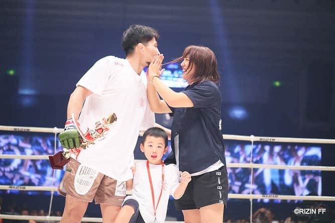 杉山しずかのインスタグラム：「@ktarodojo   #RIZIN #mma  #フジテレビ #PPV  もう観たいもの、興味あるものを自分で選択する世界。 Twitterやインスタだけでなく、検索サイトもわたしの興味あることしかおすすめして来ないです。 　住む世界(脳の世界)は狭いです。でも、もう大人なので好きなことばかりで楽しいです。  (なぜか出会い系アプリの宣伝たくさん出るのやめて)  　でもでも、脳の世界が広い人をみると素敵だと思うし、子供たちには選択肢の広い世界があってもいいと思います。 　 　選ばれる当事者としてはより広い世界に自分を見てもらいたいと思うのは当然ですが、選択して観てくれる人の心によりのこるように頑張るしかないです！ (ねぇ、わたしTHE MATCH少しも関係ないのになにこのコメント熱くて辛い)」