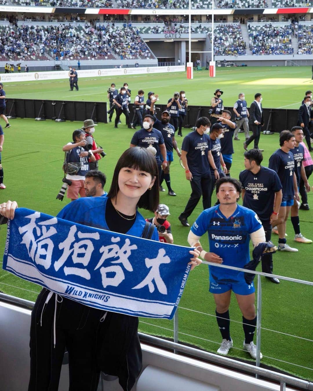 新井貴子のインスタグラム：「Champions 2022!!!🏆✨  大雨の日も、強風の日も、極寒極暑の日も、そしてコロナ禍により色々な制限がある中で、毎日自分のやるべきことを見据えながら努力していた夫。  どんなに大きな怪我をしても、どんなに身体が痛くても弱音ひとつ吐かない。 そんな彼を近くで見ていて心配ではありましたが、無事にシーズンを終えられたことをとても誇りに思います。  本当にお疲れ様でした!!!  わたしにまでお祝いのメッセージをくださった方々、ありがとうございました🙇🏻‍♀️✨」