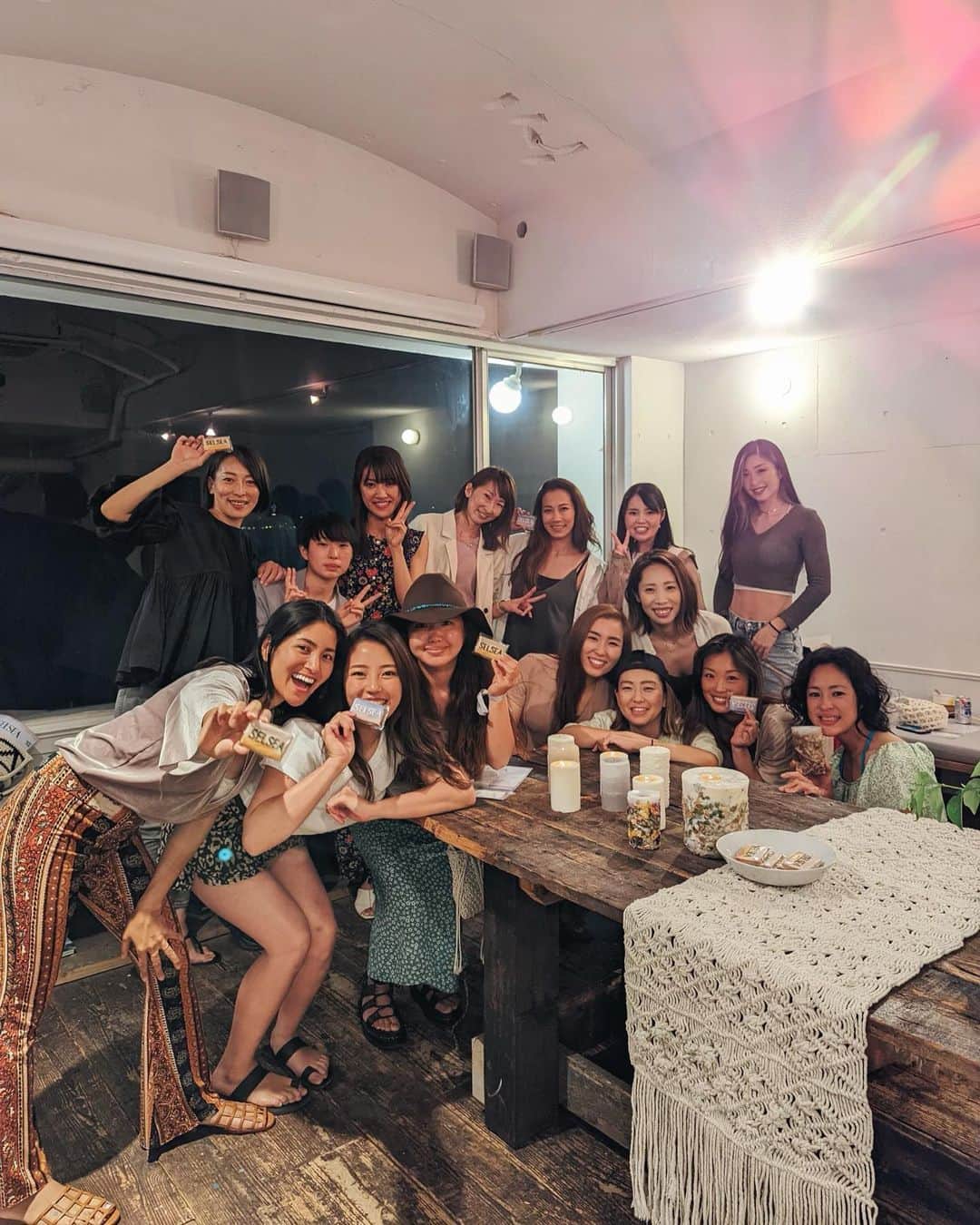 のインスタグラム：「6/15に海を愛する女性の為のライフスタイルメディア #SELSEA_media とサーフィンや自然、海をライフテーマとした女性が繋がる #SELSEAFRIENDS_community をローンチします💗 土曜日に一足お先に招待ゲストONLYのシークレットパーティーで発表させて頂きました🥂 招待ゲストは 2017〜2019年に3年連続開催したBali Surf Tripに参加してくれたガールズたちにお声掛けして 日本全国から集まってくれました😭✨💛  お天気の良い気持ちいい @simplehouse_inamuragasaki でのサンセットパーティー🥳 会場の装飾は @moani.special_life さんにご協力頂き、美味しいご飯は @sunriseshackjapan 🌮 ゲストへのお土産は @madeby_coyuri に作って貰ったロゴ入りクッキー🍪💕 最高なひとときを過ごせました！ 1〜3期生の自己紹介がパーティー終わるギリギリまで時間掛かったんだけど🤣 そんなの関係無く「サーフィンや海を愛する」共通の想いで会った瞬間から仲良くなれちゃう このコミュニティの素晴らしさを改めて感じました😌 今後、有料の会員制コミュニティ内でたくさんのイベント企画、コンテンツを発信していきます😚 @selsea.jp をぜひチェックしてください🏄🏽‍♀️🧘🏽‍♀️🍲🏂🛹 海と共にあるライフスタイルの素晴らしさをたくさんの方に伝え、そんなライフスタイルを皆さんにも送って欲しいと願っています☺️🙏🏾 海好きなGirlsたちとの新たな出逢いにワクワクします💕 一緒に楽しみましょう〜！！！😆😆😆  Special Thanks 🍪 @madeby_coyuri  💐🕯 @moani.special_life  🌮 @sunriseshackjapan  🍺 @pabst.japan  🥤 @chillout_official  🎥 @ken_tsro   #SELSEAFRIENDS #セルシー #セルシーフレンズ #SELSEAFRIENDSAMBASSADOR」