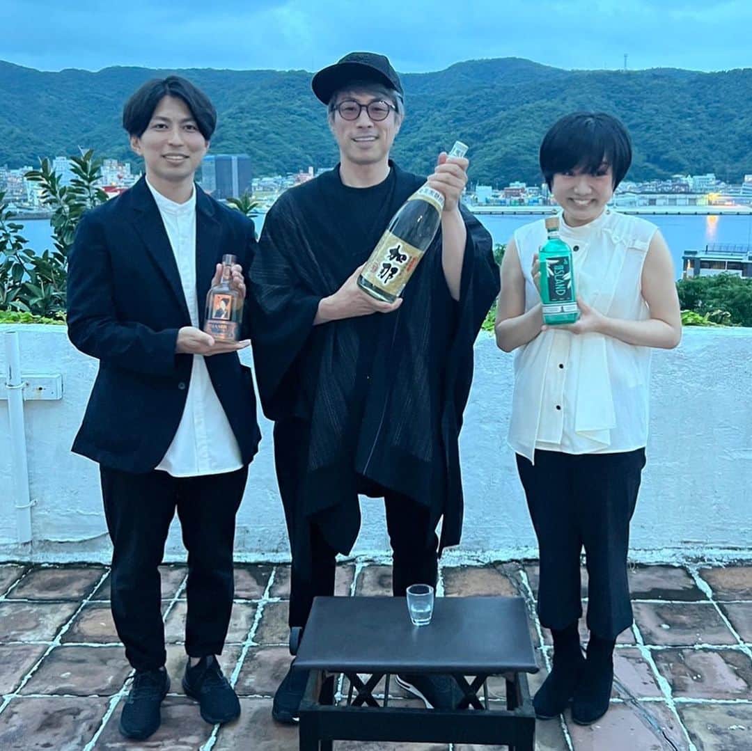 田村淳のインスタグラム：「奄美大島 魅力的な人が沢山いました！  西平酒造の加那という黒糖焼酎が めちゃくちゃ美味いのよ^_^  奄美大島の料理と黒糖焼酎♪ 大島紬の工房も面白かったし 1日の滞在だったけれど満喫できた^_^  #奄美大島」
