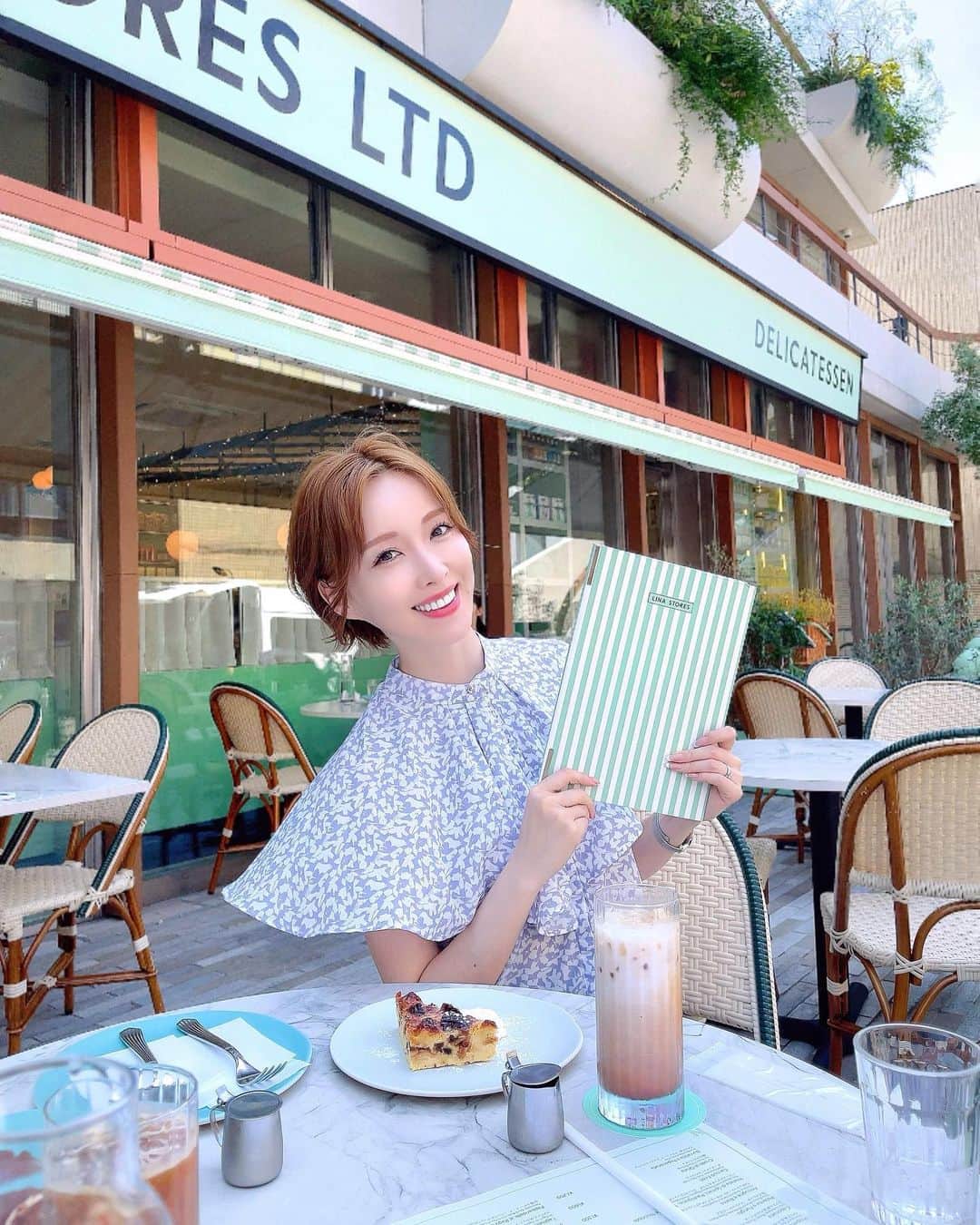瀬戸早妃のインスタグラム：「7５年以上前に創業したリナストアズ 🫖💕 表参道店にいってきましたー🥹🍪  ロンドンのソーホー地区にオープン後、今はソーホーとキングスクロスに3店舗を構える、人気のイタリアンデリカテッセンなのだそう…🤍  レモンプディングケーキ🍋 甘酸っぱいクリームがと美味しかったです🍰　　　  ティファニーブルーのインテリアも メニューもどれも可愛いっ…👗💚✨  cafeデートのお相手は @leila___ni 🥰  #linastores  #リナストアズ #表参道カフェ #表参道カフェ巡り  #café」