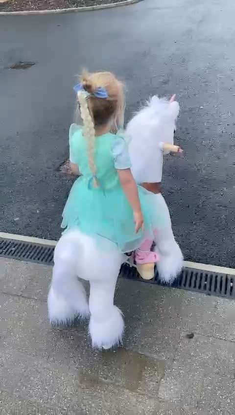 ジェマ・アトキンソンのインスタグラム：「Putting out fires on her rescue horse fire engine 😂 🚒 🦄」