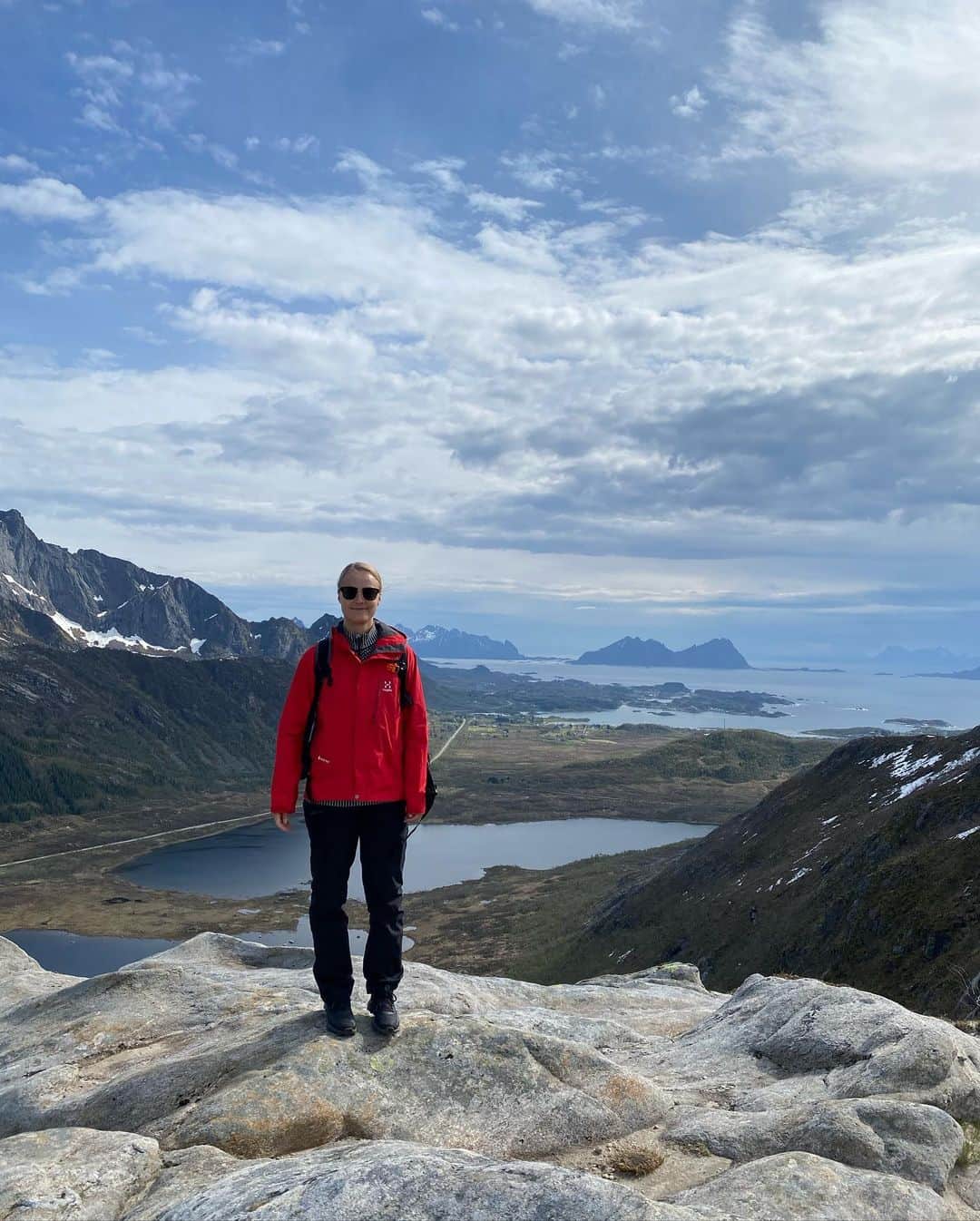 キーラ・コルピのインスタグラム：「Had the best time exploring Northern Norway and Finland! 🇳🇴🇫🇮 These Arctic areas including Lofoten and Kilpisjärvi are incredibly beautiful. In Lofoten it almost felt like summer already (because of the Gulf Stream) but in Kilpisjärvi the lake was still frozen❄️  I admire the people who live in the North for their kindness and resilience. The winter is super long with very little light (polar night) but during the short summer there’s the magical midnight sun! 🌞」