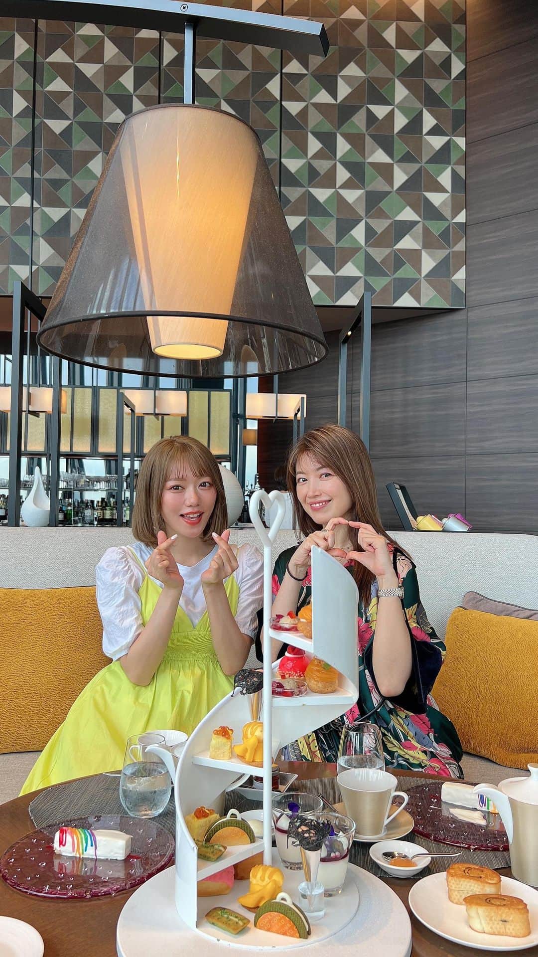 のインスタグラム：「インスタライブ　 コンラッド大阪さんより お届けいたしました！　 @conradosaka  ゲスト:yumi polishちゃん☺️　 @yumi.polish  みなさま、5月もお疲れさまでした！　 良き6月となりますように🌈　 私も日々頑張りすぎず、肩の力を 抜きながらも頑張ります！　  インスタライブ中に　 福井県コハマ市と申しておりますが、　 正しくはオバマ市です。失礼いたしました。　 小浜市からの生中継の詳細については、 また追ってお知らせいたします！　  ピアスとハ一トのネックレスは @kuico._jewelry さんでした！」