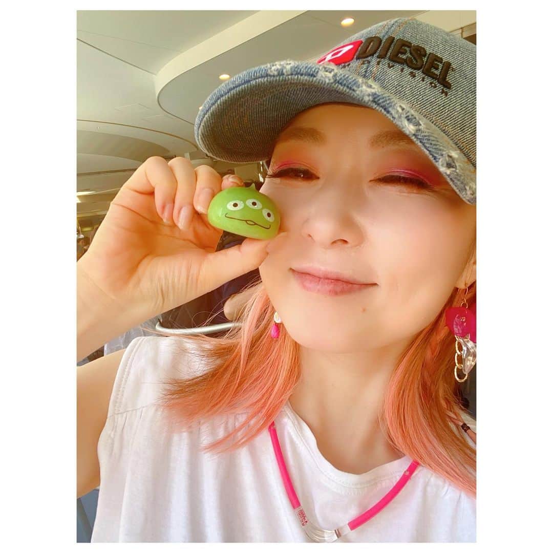 荒牧陽子のインスタグラム：「2022.5 •ᴥ• ┈︎┈︎┈︎┈︎┈︎┈︎┈︎┈︎┈︎┈︎┈︎┈︎ ある休日のDL ⁡ ⁡ ショーも、美女と野獣も 感動で泣けた〜 ⁡ 沢山沢山元気をくれるキャストの皆さん 最高！ ⁡ ショーは 中身が盛り沢山すぎて 瞬きしちゃダメのやつ。 ⁡ ミッキー達を見ながら 横で踊るお姉さん達も永遠見てた😂 最高！ もー混ざりたくてたまらん！ ⁡ 絶対またすぐいく。うん。 ┈︎┈︎┈︎┈︎┈︎┈︎┈︎┈︎┈︎┈︎┈︎┈ #荒牧陽子 #ディズニーランド  ビッグサンダーマウンテン1番前 スプラッシュマウンテン1番前 ショーも1番の席だったよ！ すごっ！」
