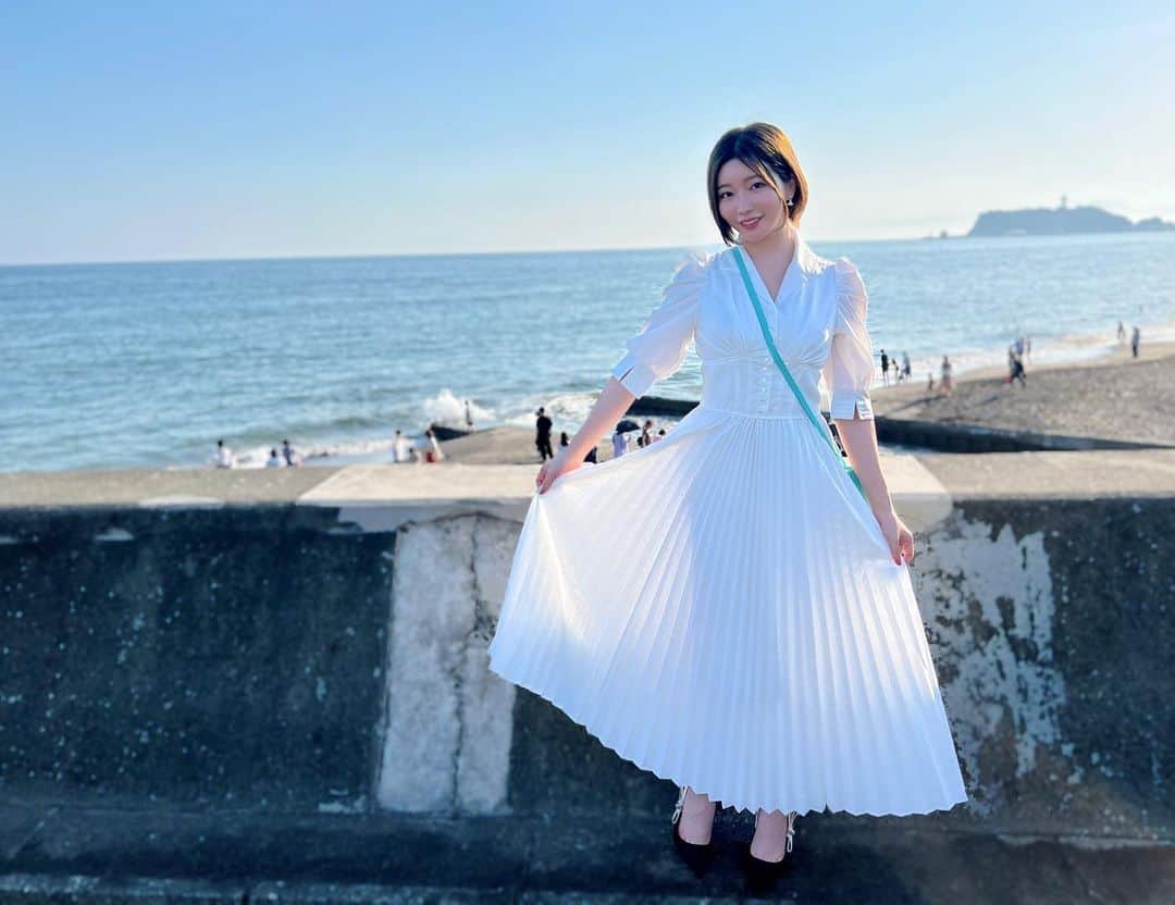 のインスタグラム：「海が恋しくて 会いに行ってきました しばらくぼーっと 波の音を聞いて、潮の匂いを嗅ぎながら 癒されました♡  #海  #鎌倉  #白ワンピ  #休日の過ごし方  #ショートカット  #cocodeal  #kamakura  #onepiece  #kawaii  #sea  #japanesegirl  #holiday #diorshoes」