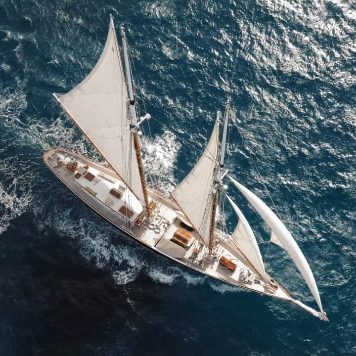 Banana Republic のインスタグラム：「An unexpected adventure on the horizon. Discover more tomorrow.」