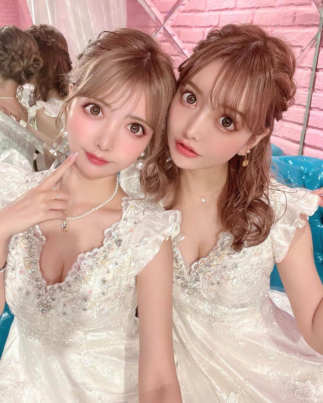 吉川ちえさんのインスタグラム写真 - (吉川ちえInstagram)「きゃわわーなドレス🥹💓 . 双子お揃いで( @dress_sugar )の ドレスを着ました🙋‍♀️🌈✨ 白のドレスって顔明るく見えるから好き🫶 . #ドレス #キャバドレス #キャバクラ #双子 #twins」6月1日 3時47分 - yoshikawachie_16