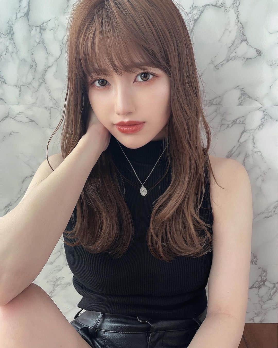 のインスタグラム：「もう撮影はノースリーブ🖤 これは @amail_official の！パッド入りで着やすい🌞 ⁡ ⁡📸 photo&styling @tatsuyasaikou  _____ #AMAIL #ノースリーブ #ノースリーブニット #夏コーデ #ブラックコーデ #モノトーンコーデ #大人コーデ #セミロング #セミロングヘア #シースルーバング #ワイドバング #フルバング #ベージュカラー #ミルクティーベージュ #ウェーブ巻き #韓国ヘア #韓国風ヘア」