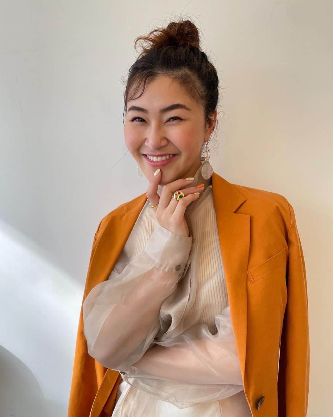 村上佳菜子のインスタグラム：「... ヘアメイクと衣装がバッチリ 合った時、すごいテンションあがる🫶🏻  @cosmekitchen  @kanakos_fashion_official」