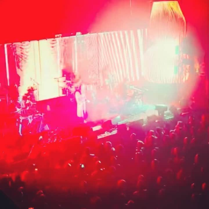 ウェイン・コインのインスタグラム：「Yesssss!! @nellsmithmusic doing Red Right Hand  last night at @aylesburywaterside.theatre !!! @susiecaveofficial @nickcaveofficial @bella_union  #theflaminglips #nelldoingnicksongs #flaminglips」