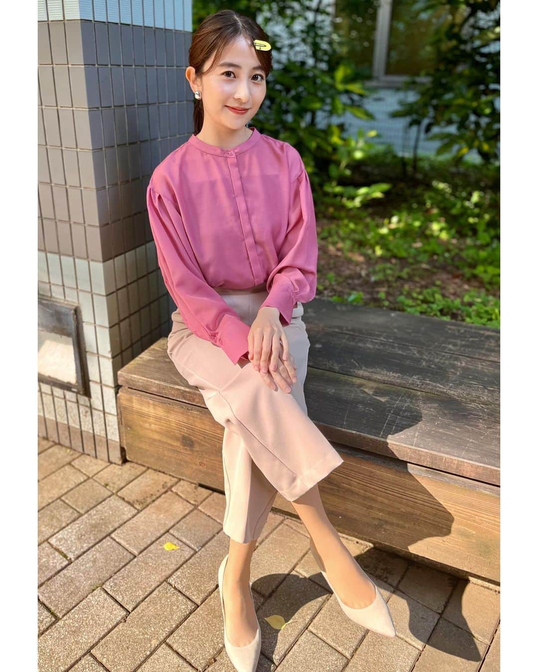 日比麻音子のインスタグラム：「カッコつけてます。 ピンもつけてます。  とある日の、 Nスタ前の一コマでした。  #Nスタ」
