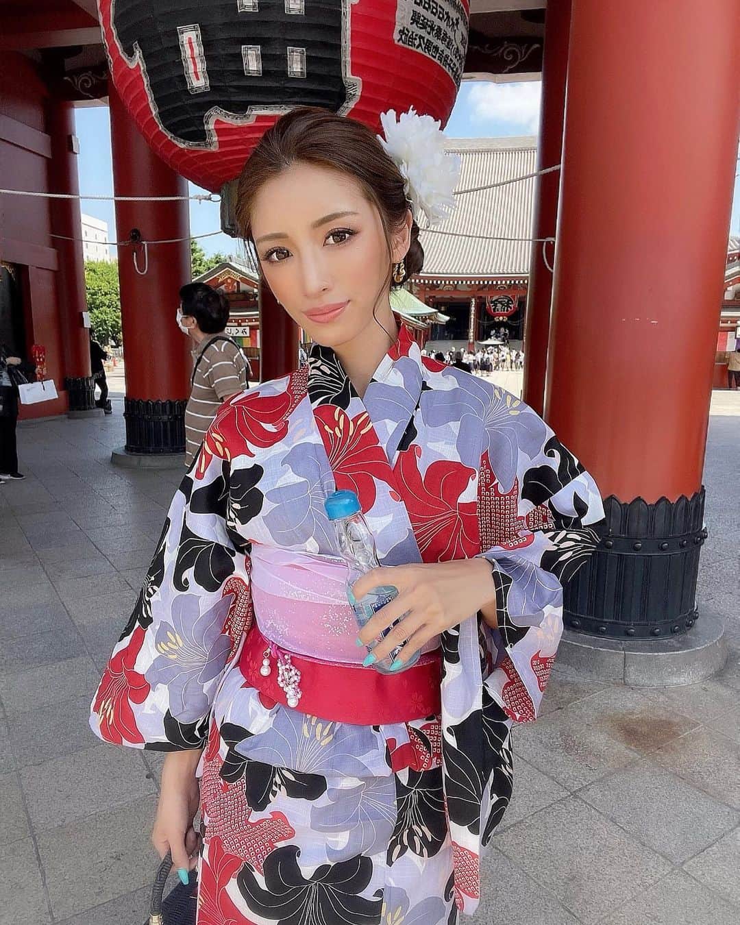 MIWAのインスタグラム：「浴衣🫰🏼💕 ㅤㅤㅤㅤㅤㅤㅤㅤㅤㅤㅤㅤㅤ ㅤㅤㅤㅤㅤㅤㅤㅤㅤㅤㅤㅤㅤ 久々の浅草浴衣着付けして 食べ歩きしてきたよん🍡♡  @dazzy_official の浴衣着たの♪ ヘアセットは浅草のお店で やってもらったよん🤞🏾🧡 ㅤㅤㅤㅤㅤㅤㅤㅤㅤㅤㅤㅤㅤ  5枚目の動画はツッコミどころ満載w 風強くて目が乾いた後に上から何か 落ちてきた時のリアクション😂w ㅤㅤㅤㅤㅤㅤㅤㅤㅤㅤㅤㅤㅤ 浴衣って気分上がるよね🫠💕 お祭りとか行きたいな~🏮 ㅤㅤㅤㅤㅤㅤㅤㅤㅤㅤㅤㅤㅤ #浅草#浅草グルメ#浅草食べ歩き#dazzystore#dazzy  #浴衣#浴衣女子#浴衣ヘア#浴衣コーディネート#デイジー浴衣」