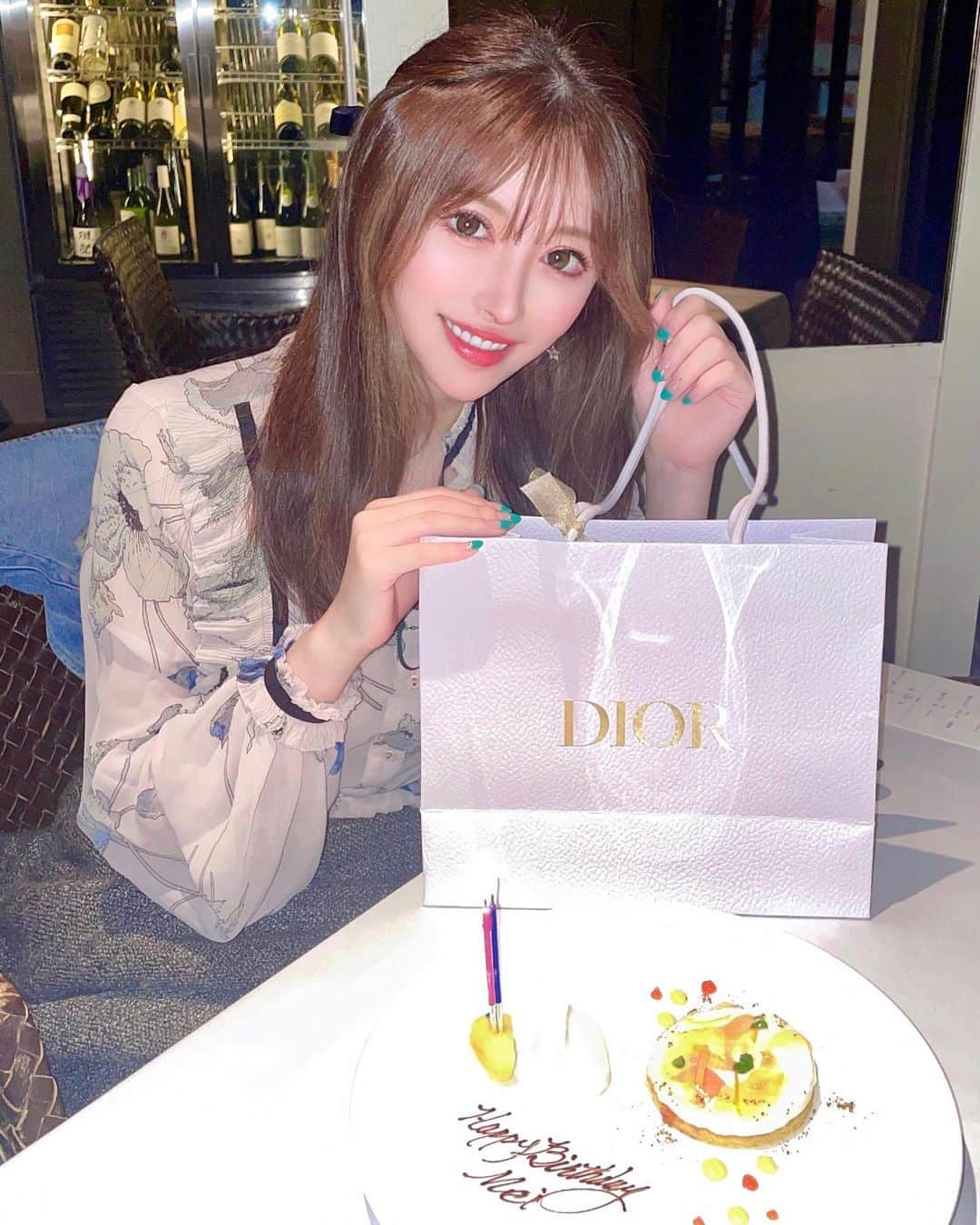 藤咲めいのインスタグラム：「えりーたんに誕生日お祝いしてもらった時のー😚💖💖  プレゼントでDIORのフェイスパウダーもらったんだけどそれが優秀すぎて毎日使わせてもらってるよありがとうえりーたん😭💗💗💗  . . . #誕生日会 #女子会 #fypシ #fypage #memorykeeping #friendships #diormakeup #diorcosmetics」