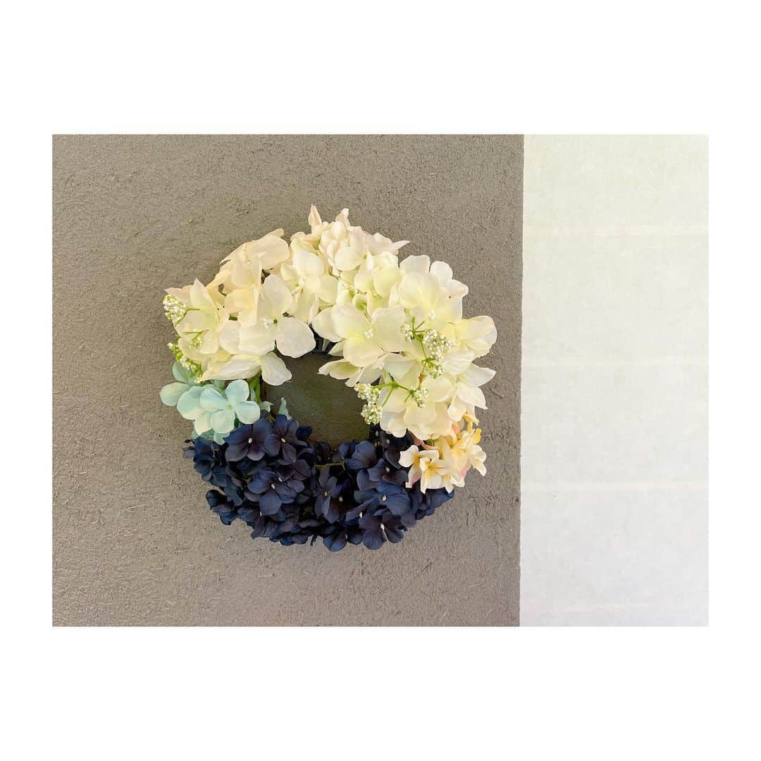 後藤晴菜さんのインスタグラム写真 - (後藤晴菜Instagram)「先日のワークショップで作った紫陽花のリース🤍💙 好きな色を選んで作らせてもらいました☺️  これね、アーティフィシャルフラワーなんです。生花ももちろん素敵ですがどれだけ時間が経ってもこのままの美しさを保てるのは嬉しいです☺️  あっという間に紫陽花の季節到来ですね🌂」5月31日 20時30分 - haruna_goto