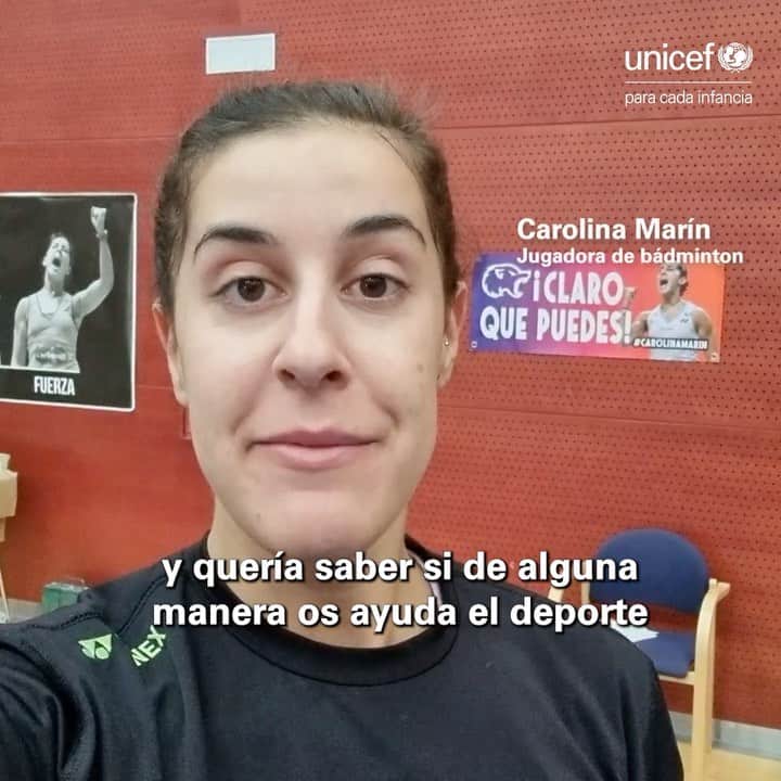 キャロリーナ・マリンのインスタグラム：「El deporte es una gran herramienta para ayudarnos a liberar nuestra mente de tensiones y preocupaciones, y desconectar. Pero, en ocasiones, especialmente cuando entra en juego la competición, puede ser una presión añadida y generarnos ansiedad.    Os recomendamos conocer el punto de vista de cuatro jóvenes que compartieron con @patri_psicologa su punto de vista sobre si el deporte ayuda o no a la #saludmental.    Nos explican que ayuda, pero también quieran destacar que si el deporte se convierte en una más de sus obligaciones diarias junto al estudio, les resulta complejo disfrutarlo y no sentirlo como una carga añadida.        Escucharlos es muy enriquecedor, así que os invitamos a ver la charla al completo en el canal de YouTube de @unicef_es.        #EnMiMente」