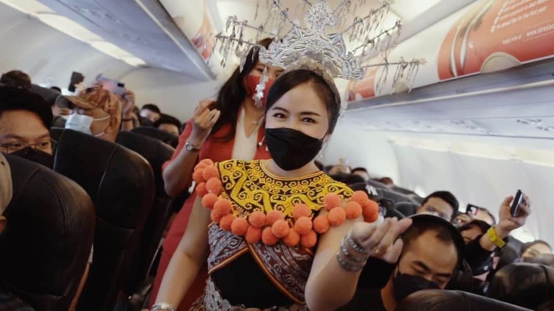 のインスタグラム：「The joy of tradition, ceremony and being together! 💚 This harvest season, we celebrated Gawai and Kaamatan onboard with our guests. Kotobian Tadau Tagazo do Kaamatan and Selamet Dau Gawai from all of us at airasia ☁️ 🌾」
