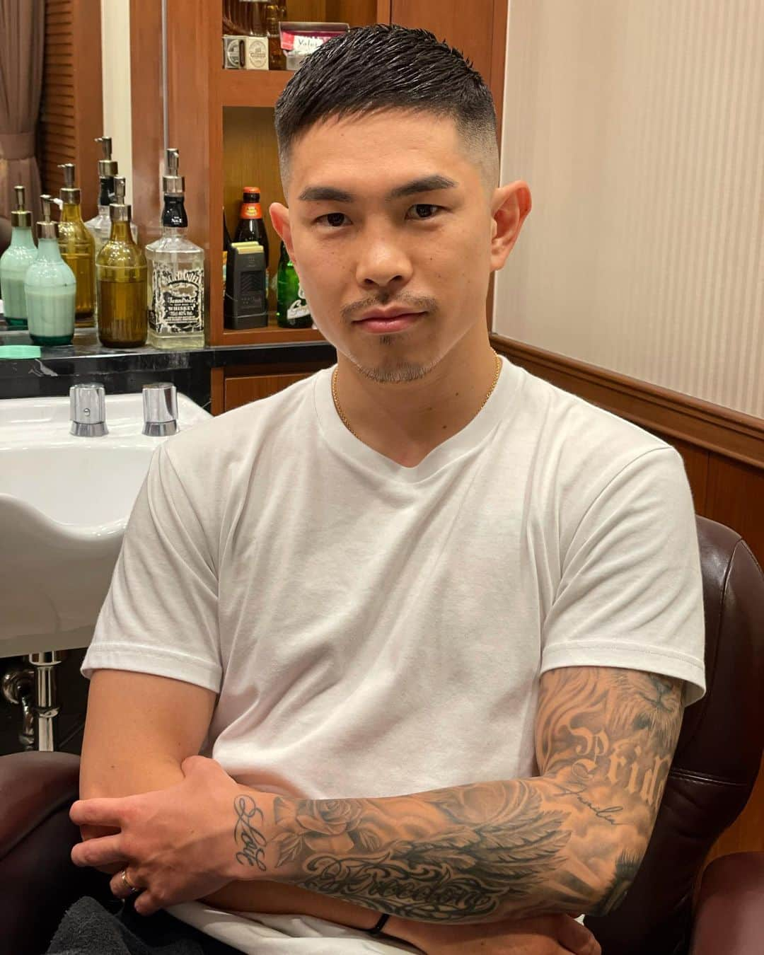 井岡一翔のインスタグラム：「- - 久しぶりに #短髪男子  - #井岡一翔  #cut  #barber  #barbershop  #barberstyle  -」