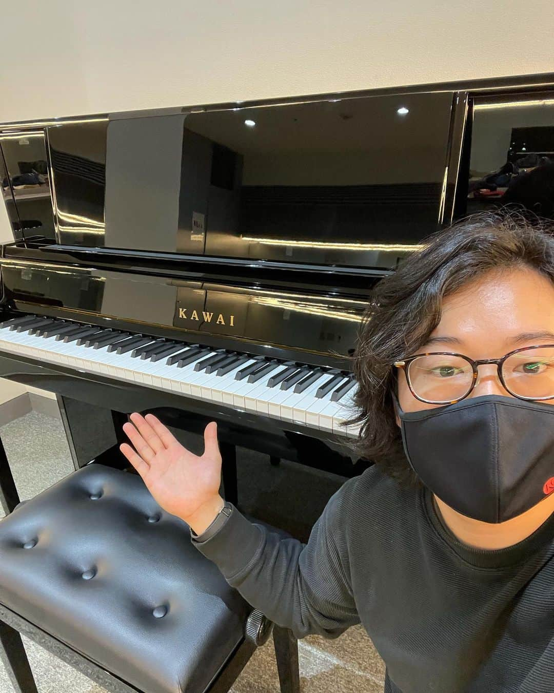 反田恭平のインスタグラム：「I have donated a piano to the backstage of "Nara Centennial Hall" in front of JR Nara Station, which I hope will be played by many people over the next 10-20 years. Please use it!!! :))  And on June 3, JNO members and the artist of Berliner Philharmoniker will collaborate in a concert in Nara! Nice to meet great Oboe player Mr.Hartmann Nice to meet you 😁  この度、JR奈良駅前の『なら100年会館ホール』の楽屋にピアノを寄贈させて頂きました。10年20年と色々な方々に弾いてもらいたいピアノです。 是非使ってください！！  そして6月3日はJNOメンバーとベルリン・フィルのコラボ公演(奈良)！ Ob.奏者のハルトマンとは初めまして！😁  #BerlinerPhilharmoniker #JapanNationalOrchestra  #Nara #japan #collaboration」