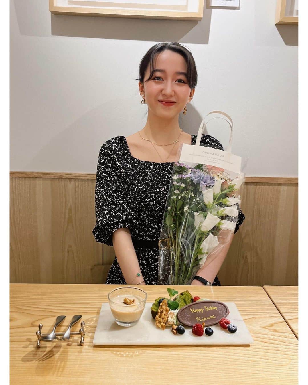 のインスタグラム：「今日は友人がお誕生日を祝ってくれました！！！🤩楽しい日はメイクも気合い入ります〜！🥰 ・ 素敵なお花〜！ ・ 今日は一足先に、6月3日発売のディオールショウ アイシャドウを😍✨✨可愛い〜！！！！パケも大好きだ。。。 @diorbeauty #diorshow #ディオールショウ」