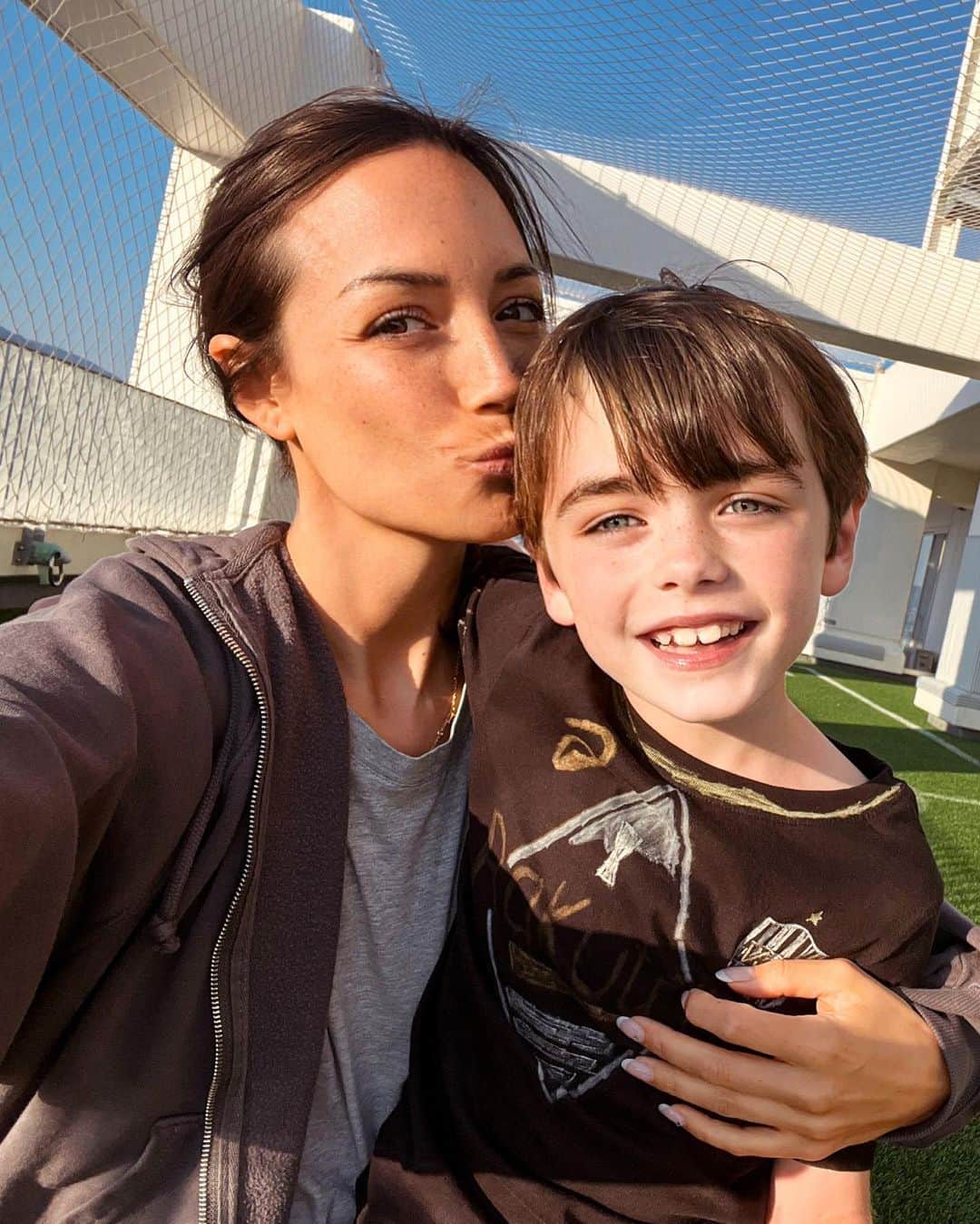 アンナ・オルティス（イニエスタの妻）のインスタグラム：「Llegó tu día campeón!!  Curioso, astuto y valiente ambicioso; mi cóctel de sensibilidad, ternura, amor y generosidad.  Solo quiero darte las gracias por elegirme!  Ah, y que nunca te olvides de esos abrazos que saben a miel! Feliz vida mi pequeño arcoíris!  やっと私のチャンピオンの日が来ました。  賢い。珍しい。勇気。アンビシャス。こんな優しい子､私を選んで､感謝しかありません！  私たちの甘い抱っこを忘れないでね！  お誕生日おめでとう､チビレインボー！」