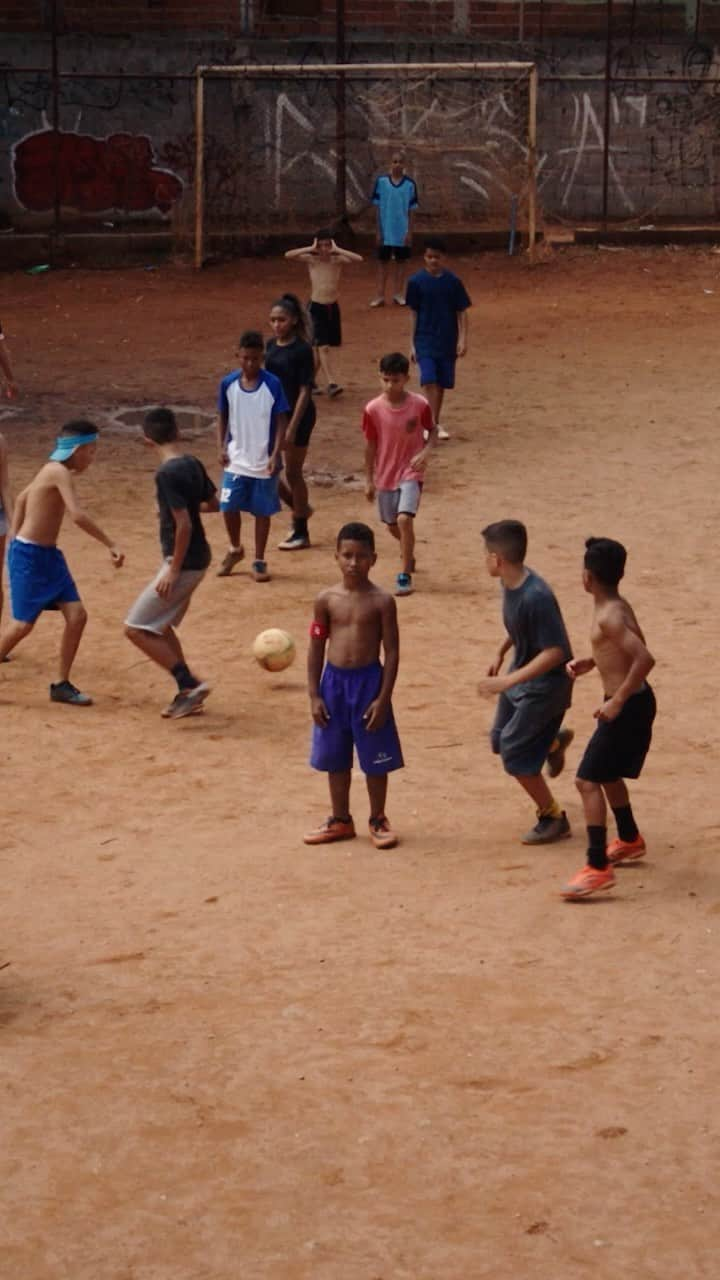 ガブリエル・ジェズスのインスタグラム：「Watching this video brings back memories of me as a kid, getting started in the Jardim Peri district. I'm happy that Rexona is embracing the Peri, so the kids over there will have more resources and opportunities to change their lives.   @mancity @rexonabrasil @racionaiscn」