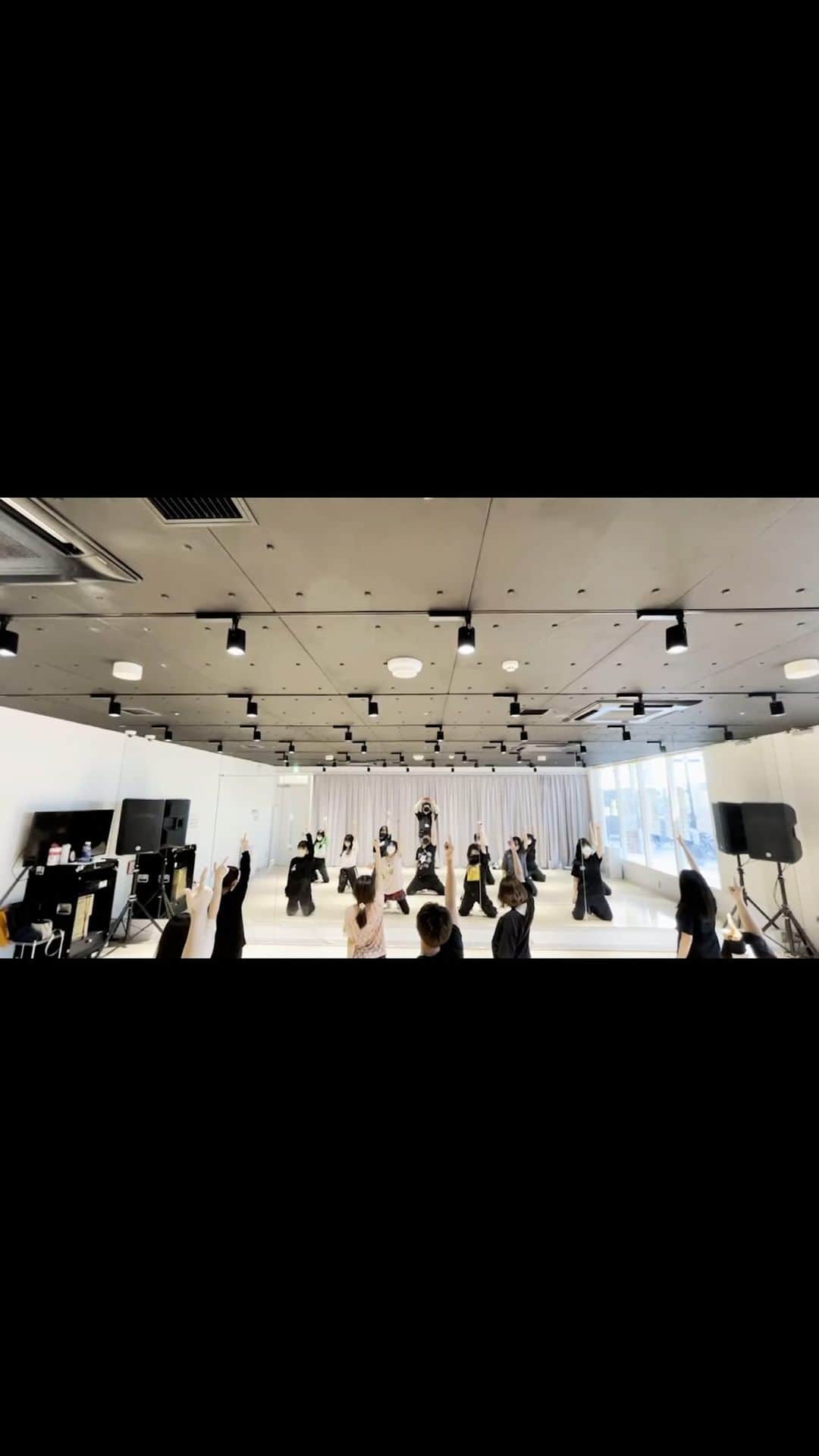 のインスタグラム：「🎵FRUSTRATION / SKE48  5月の課題曲はFRUSTRATIONでした🔥  1ヶ月通して沢山踊りこんだんだけど、とにかくしんどい😇笑  マスクしてのレッスンだったからSKE時代よりしんどかったかもしれない…笑  でもそれだけ踊りがいのある素敵な曲✨  皆も毎週ハイペースな振り入れに付いてきてくれてありがとうー✨  今月は祝日もあって、沢山の初めましての生徒さんに会えて嬉しかったよー☺️  来月は可愛くてもう少し落ち着いた曲にします！笑  毎週撮ってた練習動画を綺麗にまとめてみました📸 皆の頑張ってる姿、良かったら見てみてください👯‍♂️   #ske48  #frustration  #dance  #dancer  #instructor  #idol  #lesson  #dancevideo」