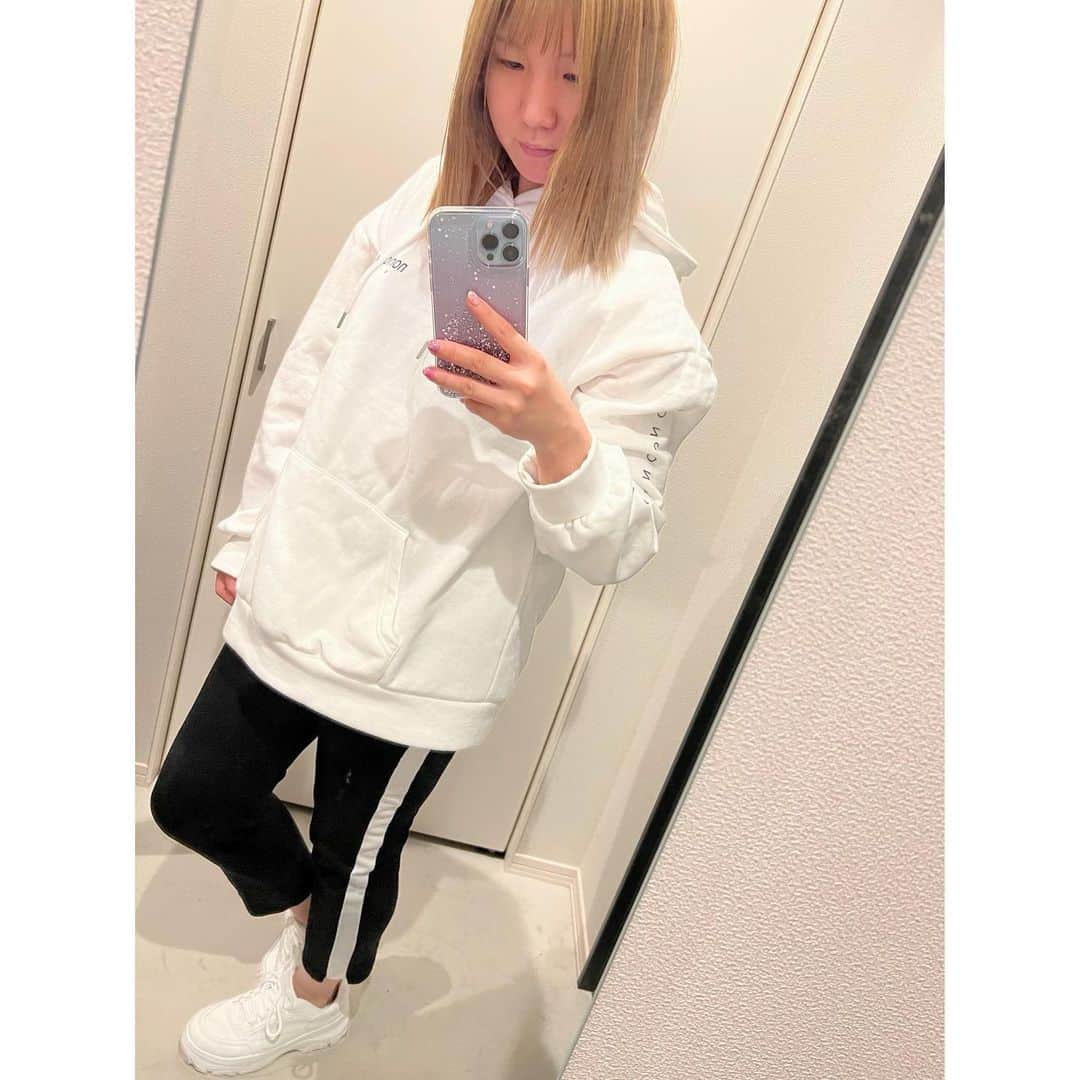 寺下智香（プロボウラー）のインスタグラム：「＊ＰＲ＊  ずっと広告で見ていて気になっていたSHEINで購入させて頂きました👕✨ 値段のわりに生地がしっかりしていてビックリしました😲 可愛い系からスポーティー系まで揃ってます！  本日までのクーポンコード👇 【24G262】  https://shein.top/jpgft21  もっとお安く手に入れてください☺️  @shein_japan @sheinofficial   #SHEINコーデ #SHEIN #SHEIN購入品 #SHEINforall #今日のコーデ #OOTD #購入品紹介 #パーカー #レギンス #スニーカー」