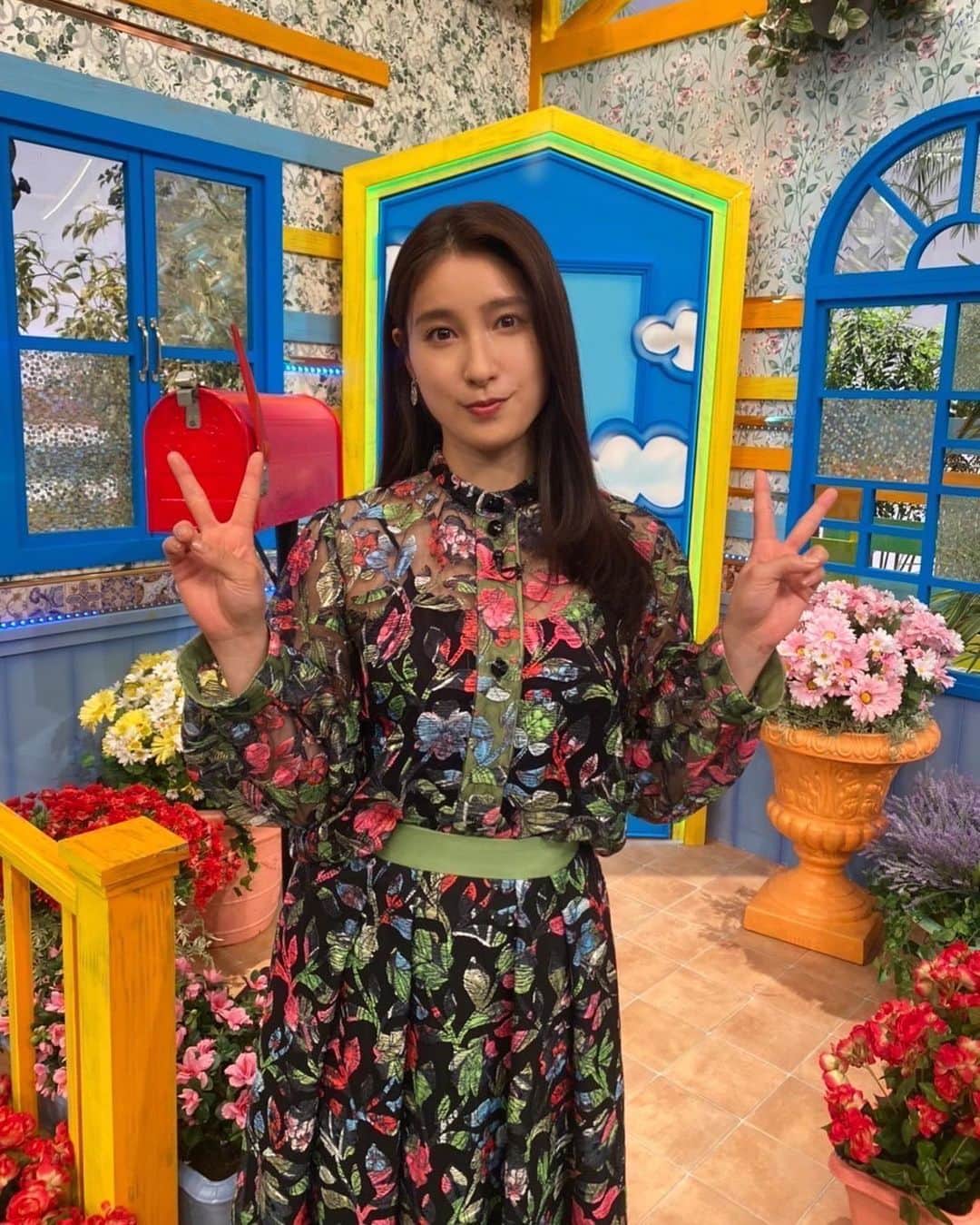 のインスタグラム：「今日の東京は雨☔ 少し涼しくて、ちょっとホッとしましたが 沖縄など雨の影響が大変な地域もあって とてもとてもとても心配です…！ どうかお大事にしてください🙏🙏🙏 . 今日も私は佐都として生きてました💡 6月に入れば、 クランクアップも見えてきます。 さすがにカレンダーではまだ先だけれど 撮影って本当にあっという間なんですよね… 今から既にさみしい😢 だからこそ 一瞬一瞬を大切に大切に 佐都と歩んでいきたいなと思います😌🙏✨ . でも 楽しいこともお伝えできると思うので ぜひぜひ楽しみにしていてくださいね🥰 早くお伝えしたくてワクワク💓💓💓 一緒に楽しめたらいいなぁ…！！！ . 写真は、昨日オンエアされた 「 #あしたの内村！！」での衣装✨ 素敵な時間をより素敵にしてくれる エンポリオ アルマーニ さんの衣装です🙏✨✨ 「あしたの内村！！」は 私は初めて参加した番組だったのですが、 驚くやら没入するやら勉強になるやら、 本当に面白かったなぁ… そして美味しかった…😍💕✨ またいつか伺えますよう🙏✨✨ . #emporioarmani」