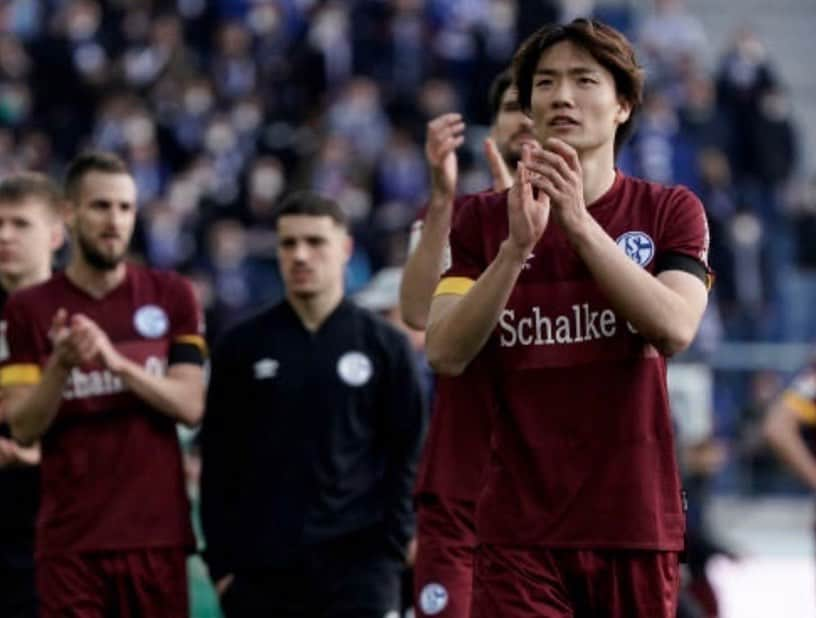 板倉滉さんのインスタグラム写真 - (板倉滉Instagram)「I am very grateful for my time with Schalke. It is a great club and we enjoyed a great season together. The time I spent in the stadium was very special to me, and the amazing fans created such an amazing atmosphere. It really felt like a family.I will miss everyone here very much, but I wish Schalke all the best for the future❤️  Glück auf💙🤍⚒」5月31日 23時56分 - kouitakura