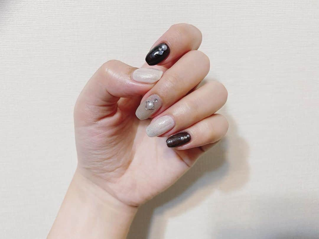 夕香里（ATY）さんのインスタグラム写真 - (夕香里（ATY）Instagram)「new nail♡  今回は全部ラメ✨ セリアのラメ入りジェルが可愛くてお気に入り☺️  #セルフジェルネイル #セリアジェルネイル」6月1日 0時05分 - yukari_aty