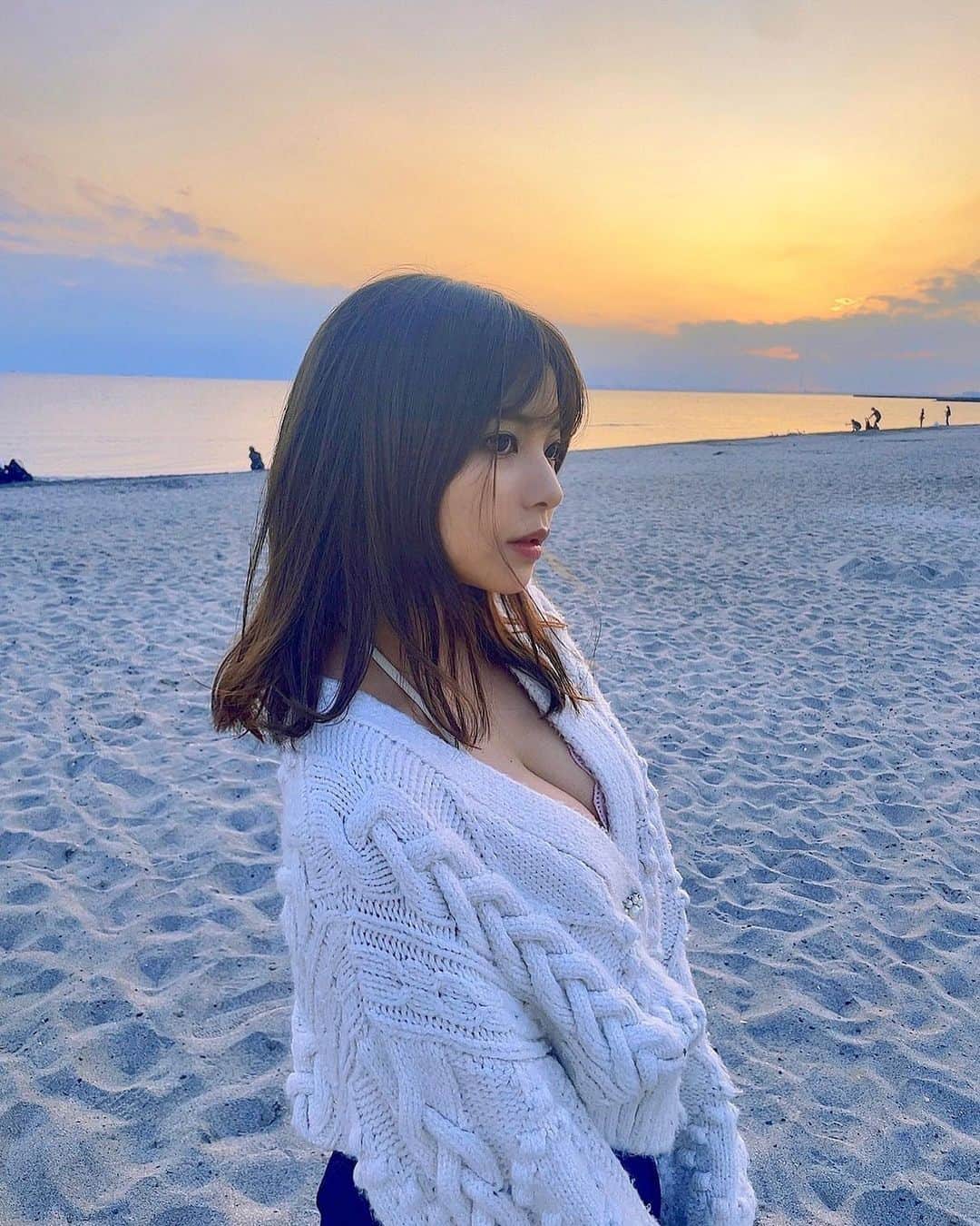 西谷麻糸呂のインスタグラム：「カメラマンのi-deeさん @i_dee_hideakiaraoka と写真展を開催させて頂くことになりました📷  ーーーーーーーーーーーーーーーー  西谷麻糸呂×i-dee 写真展 "Melancholy baby"  会期:7月2日(土)~7月10日(日)  時間:平日 15:00~21:00 　　土日祝 13:00~21:00   会場: AtelierY-原宿-  休館日:なし 入場料:なし (一部有料スペースあり)  物販：当たり付きガチャ、チェキ券、A4フレームetc  𖤐ギャラリーツアー (西谷さんの解説を交えながらお客さんと写真を見てまわるイベント)  日程: 7月2日(土)、7月3日(日)、 7月9日(土)、7月10日(日)  時間:20:00~21:00 料金:¥5000 人数:8人 有料スペースも無料。 特別冊子(10p1set)プレゼント  ーーーーーーーーーーーーーーーー  開催まで後１ヶ月ほどありますが 初の写真展なので今からドキドキです。  ぜひお気軽に遊びに来て下さい☺︎」