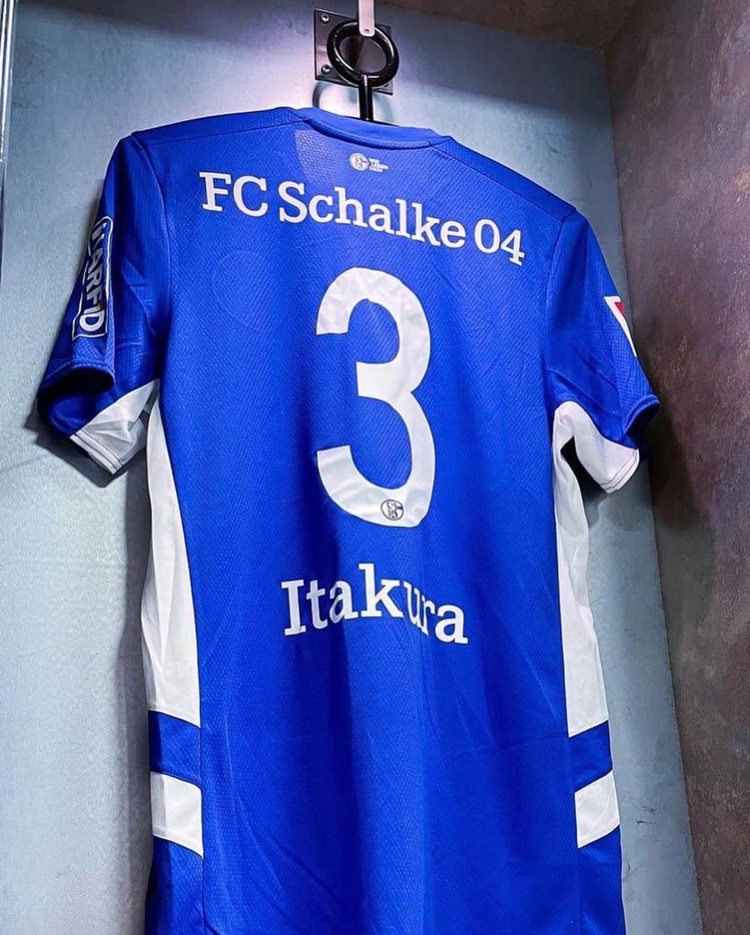 板倉滉のインスタグラム：「Danke Schalke  ありがとうシャルケ  @s04」