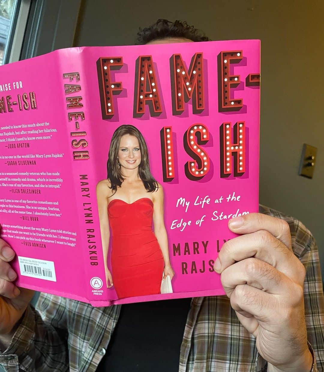 フレッド・アーミセンのインスタグラム：「I love this book! @marylynnrajskub #fameish」
