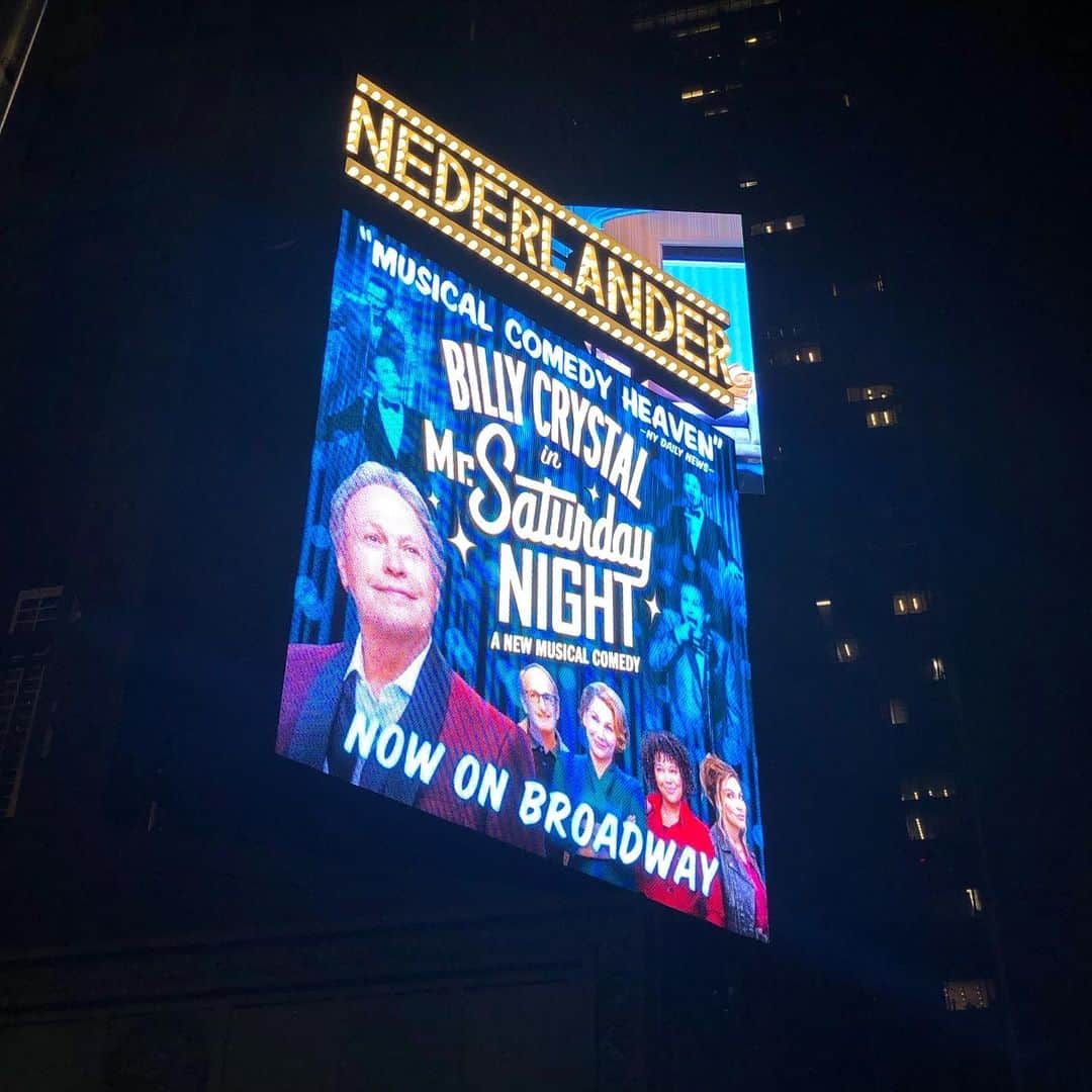 岡田育のインスタグラム：「🎬 Mr. Saturday Night 🎬 Get well soon, Mr. Billy Crystal. . @mrsatnightbway  #mrsaturdaynight  #broadwaymusical  #jasonrobertbrown  . 先週『 #ミスターサタデーナイト 』も観まして、私はジェイソンロバートブラウン大好きなので大変よかったのですが、直後に主演ビリークリスタルがコロナ陽性となり現在はしばし休演中。感想はTwitterに。」