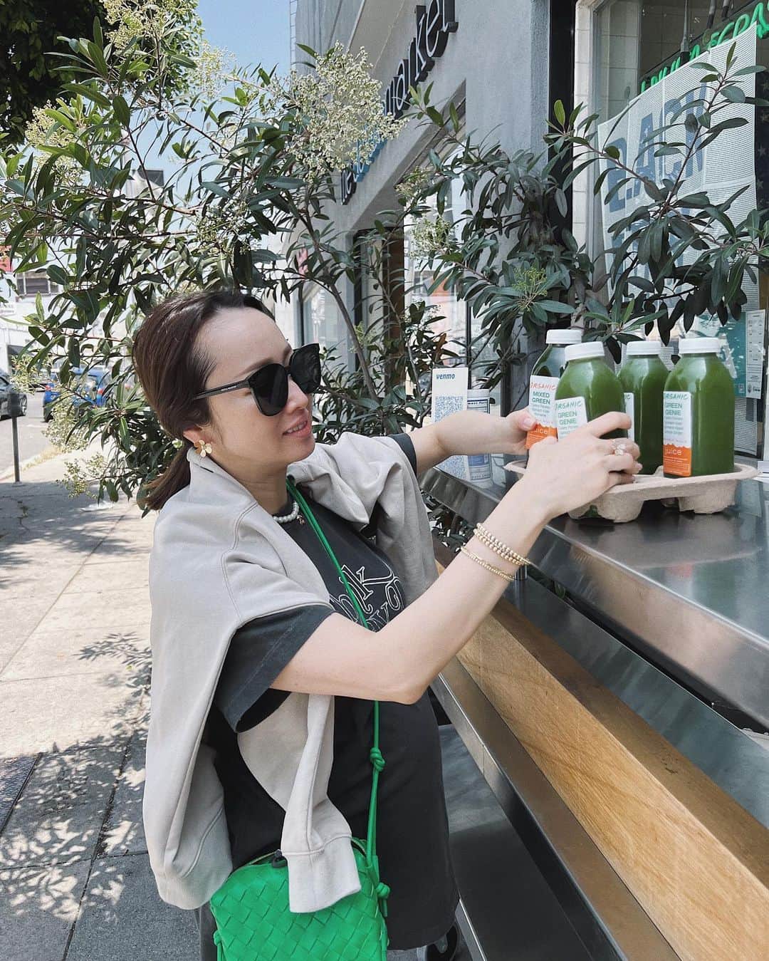 のインスタグラム：「LAに来たら欠かせないオーガニックジュース @beverlyhillsjuiceclub 🌿🌈💛🧡  モーニングハイクの後に立ち寄るのがルーティンでしたが、今回は公園で遊んだあとに😊  GREEN GINIEが一番好きな味💚  #beverlyhillsjuice #organicjuice」