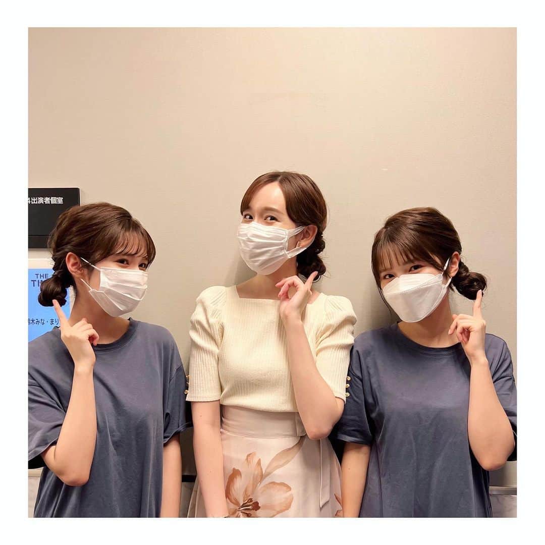 のインスタグラム：「🍡  . .  みなさん、まりあさんがOA後に "今日メグさんがお団子にしているの見て、 私たちもお団子にしたんです😊" と言ってくれました！ 嬉しい…😭  記念に3人で写真を撮りました🍡 2人とも可愛くて癒されます☺️  . .  #お団子 #お団子ヘア  #thetime_tbs」