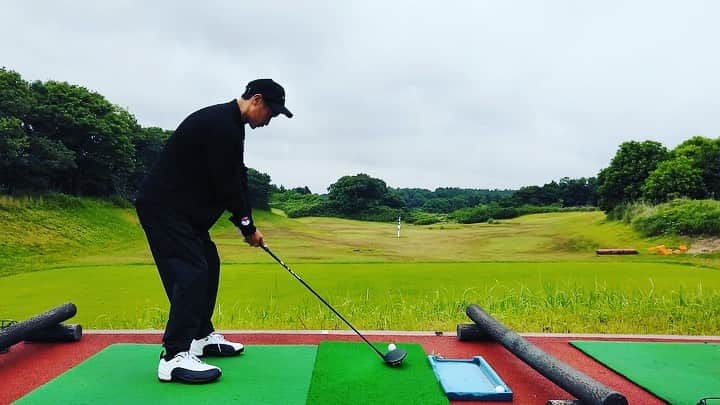 窪塚洋介のインスタグラム：「昨日は茨城のONEWAY GOLFにて、 フィッターの平野さん＆仲間の榎本さんに稽古つけてもらいましたm(_ _)m 実りある1日🏌️そいやっ」