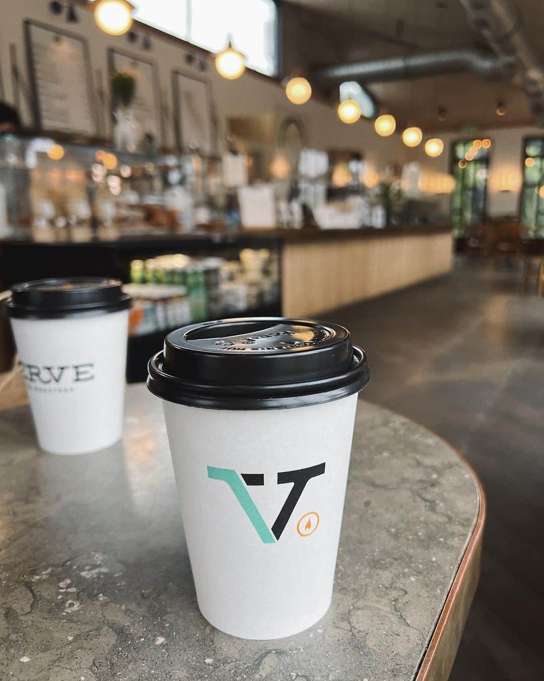 のインスタグラム：「Morning @vervecoffee ☕️💚  東京でも好きなカフェ。  #vervecoffee #losangelescafe」