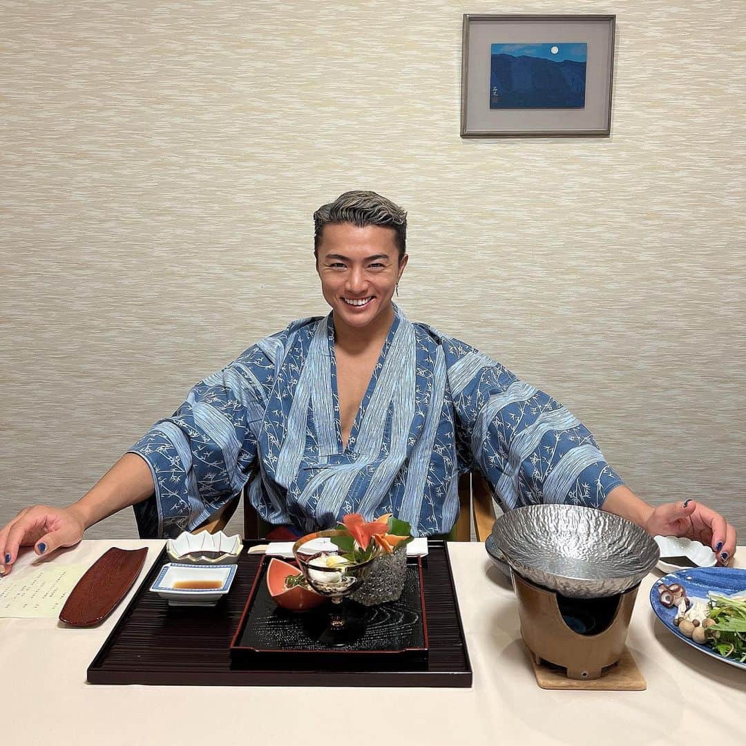 Yushi Sakuraのインスタグラム：「また温泉行きたいなー♨️  温泉の浴衣で食べる食事が好き♡ これはあんま美味しくなかったけど🤔w  #温泉#大好き」
